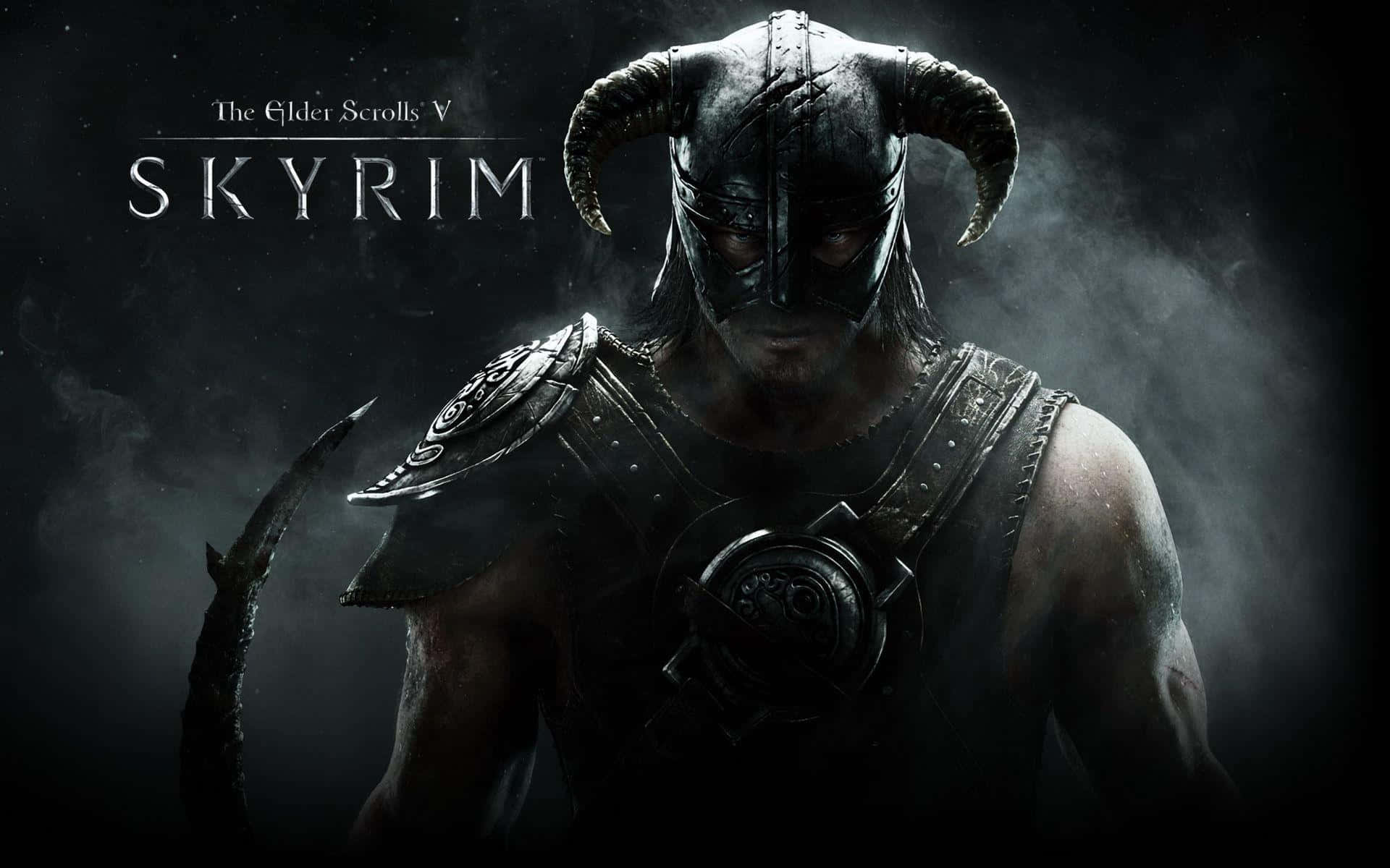 The Elder Scrolls V Skyrim 桌布 壁紙 — 一位身穿暗色盔甲、戴著角盔的北歐戰士站在煙霧繚繞的陰影中，發光的眼睛穿透迷霧。