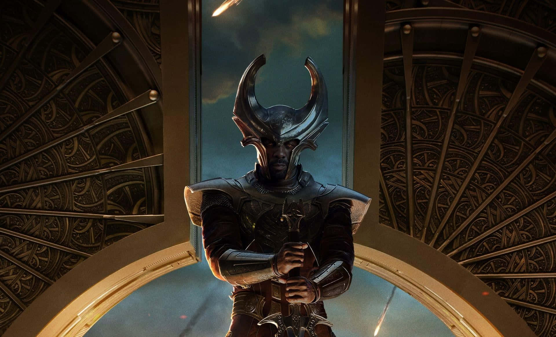 Heimdall 桌布 壁紙 — 一位身穿暗色盔甲、戴著角盔的戰士，站在宏偉的拱形門口，背景是黃昏的天空。
