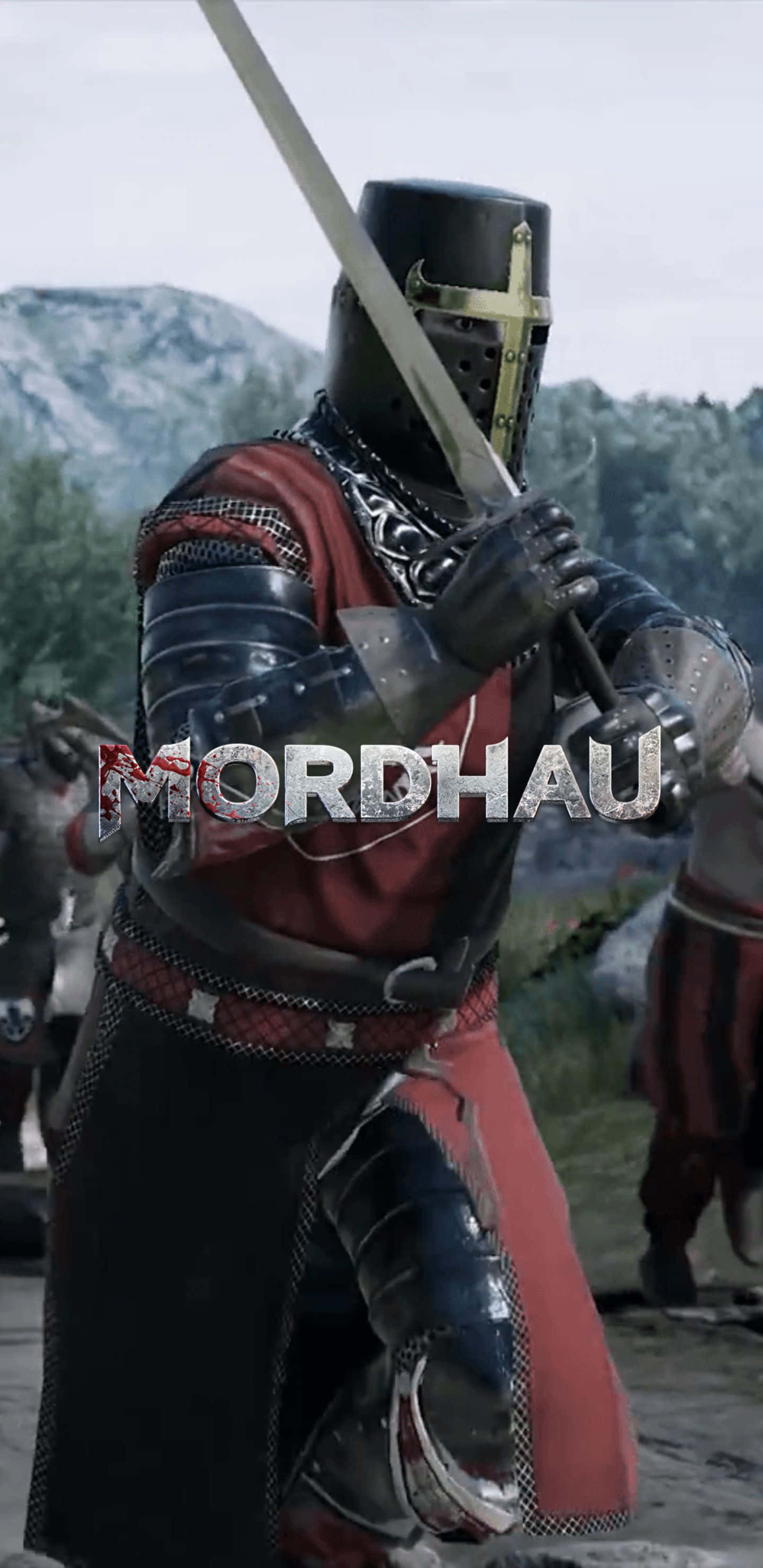 Pixel 3xl Mordhau 桌布 壁紙 — 一位身穿暗色盔甲和紅色戰袍的騎士在霧氣瀰漫的山地戰場上緊握著劍，背景中有其他戰士。