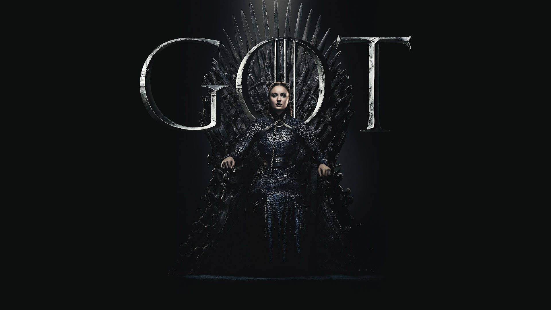 Sansa Stark 桌布 壁紙 — 一位身穿暗色盔甲的女性威嚴地坐在鐵王座上，身後有「GOT」字母在昏暗場景中發光。