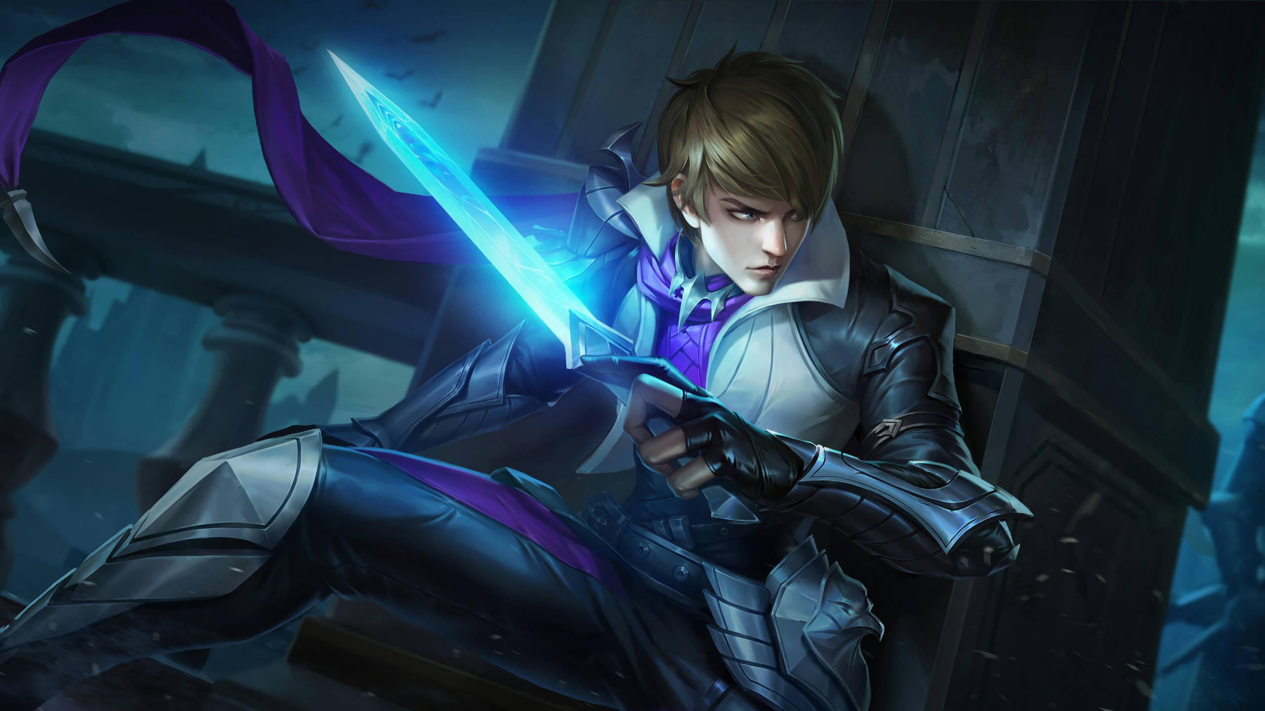 Mobile Legends 動態圖 桌布 壁紙 — 一位身穿暗色盔甲的年輕戰士，在光線昏暗的石頭走廊中，握著一把發光的藍色劍，紫色斗篷在他身後飄揚。