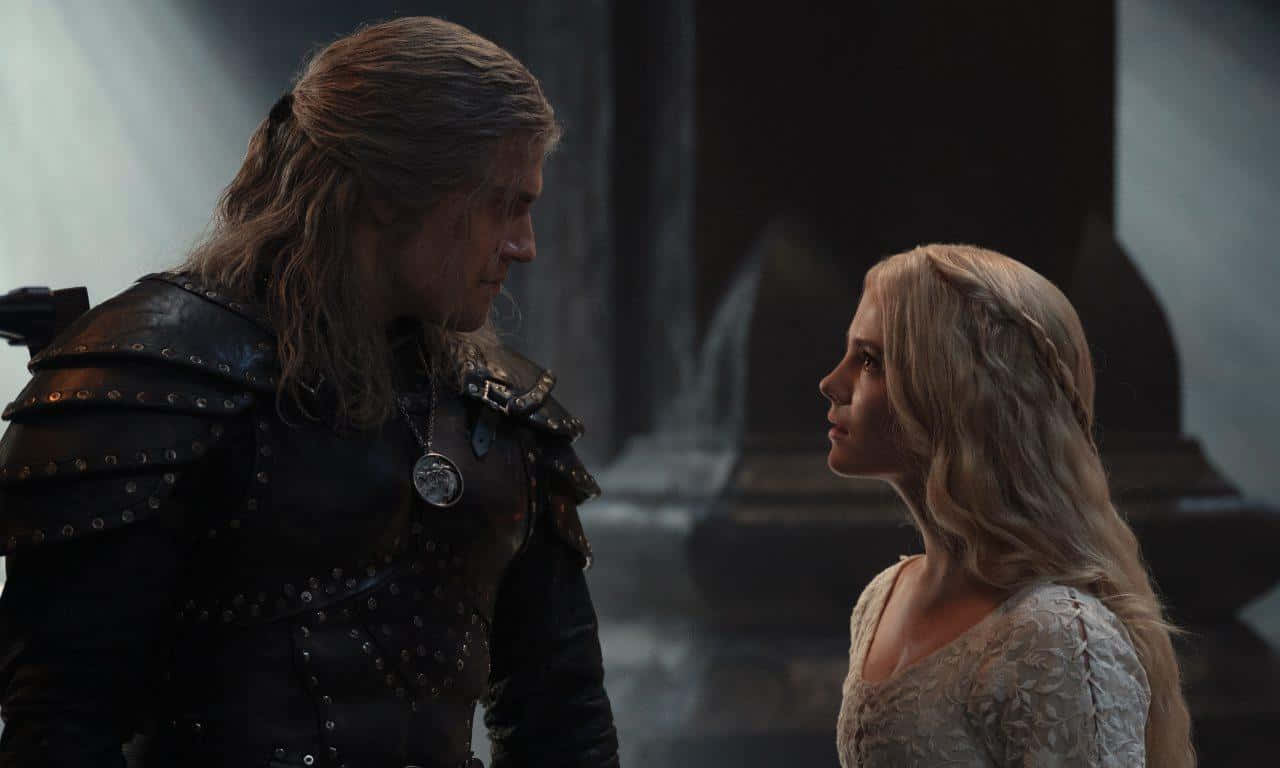 The Witcher Characters 桌布 壁紙 — 一位身穿暗色盔甲的騎士和一位穿著蕾絲裙的女子在昏暗的石室中面對面，燈光效果戲劇化。