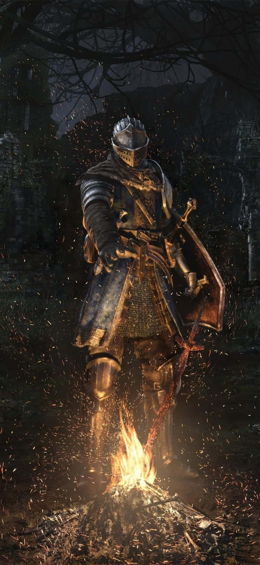 Android For Honor 桌布 壁紙 — 一位身穿暗色盔甲的騎士在夜晚陰暗的森林中站在熊熊燃燒的營火旁，火花四濺。