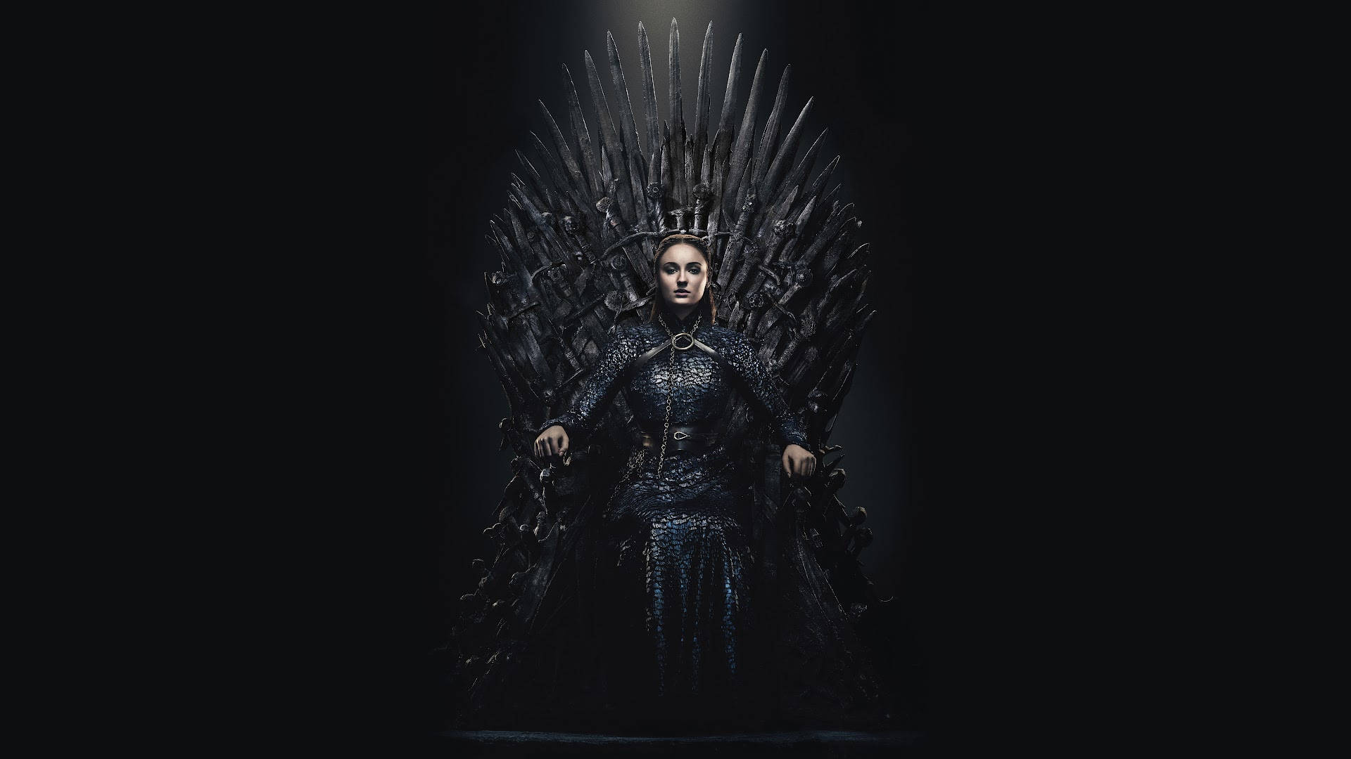 Sansa Stark 桌布 壁紙 — 一位身穿暗色鎧甲的女性，在黑色虛空中單一聚光燈下，威嚴地坐在鐵王座上。
