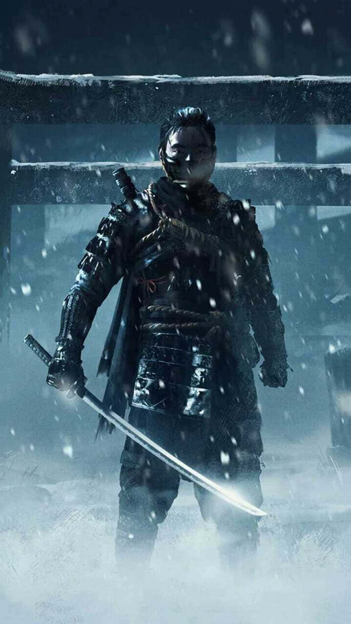 電玩遊戲 桌布 壁紙 — 一位身穿暗色鎧甲的武士在暴風雪中堅定站立，拔劍於被雪覆蓋的鳥居前。