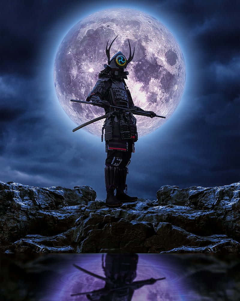 武士動畫 桌布 壁紙 — 一位身穿暗色鎧甲的武士站在岩石地形上，下方有一輪巨大的發光月亮，他的倒影映在水中。