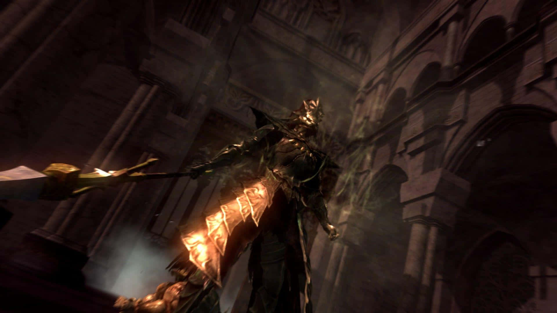 Dragon Slayer Ornstein 桌布 壁紙 — 一位身穿暗色鎧甲的騎士，帶著發光的金色鎧甲，站在哥德式大教堂中揮舞著火焰劍。