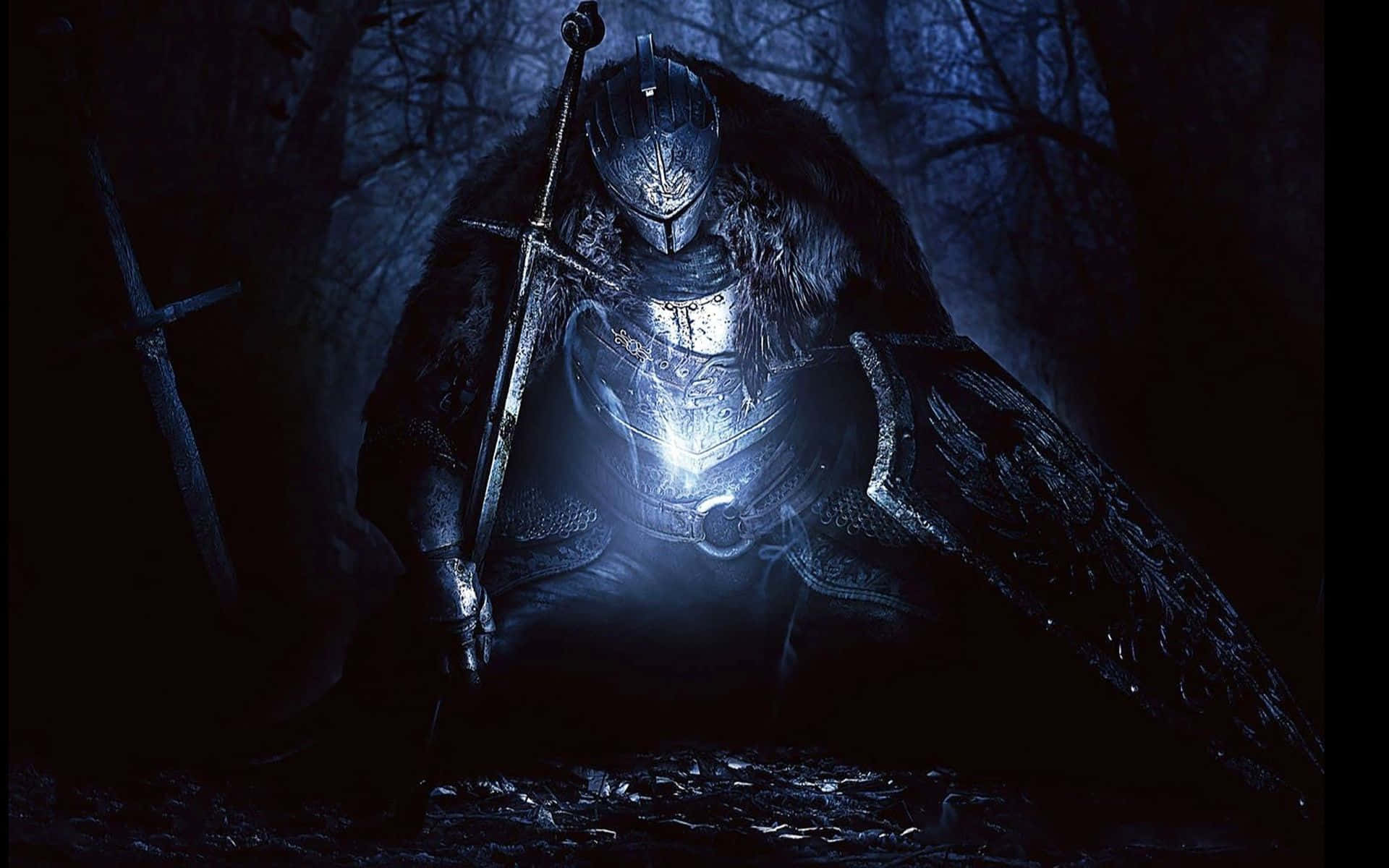 Artorias The Abysswalker 桌布 壁紙 — 一位身穿暗色鎧甲的騎士跪在月光照耀的森林中，藍色光芒從他的胸甲散發出來。