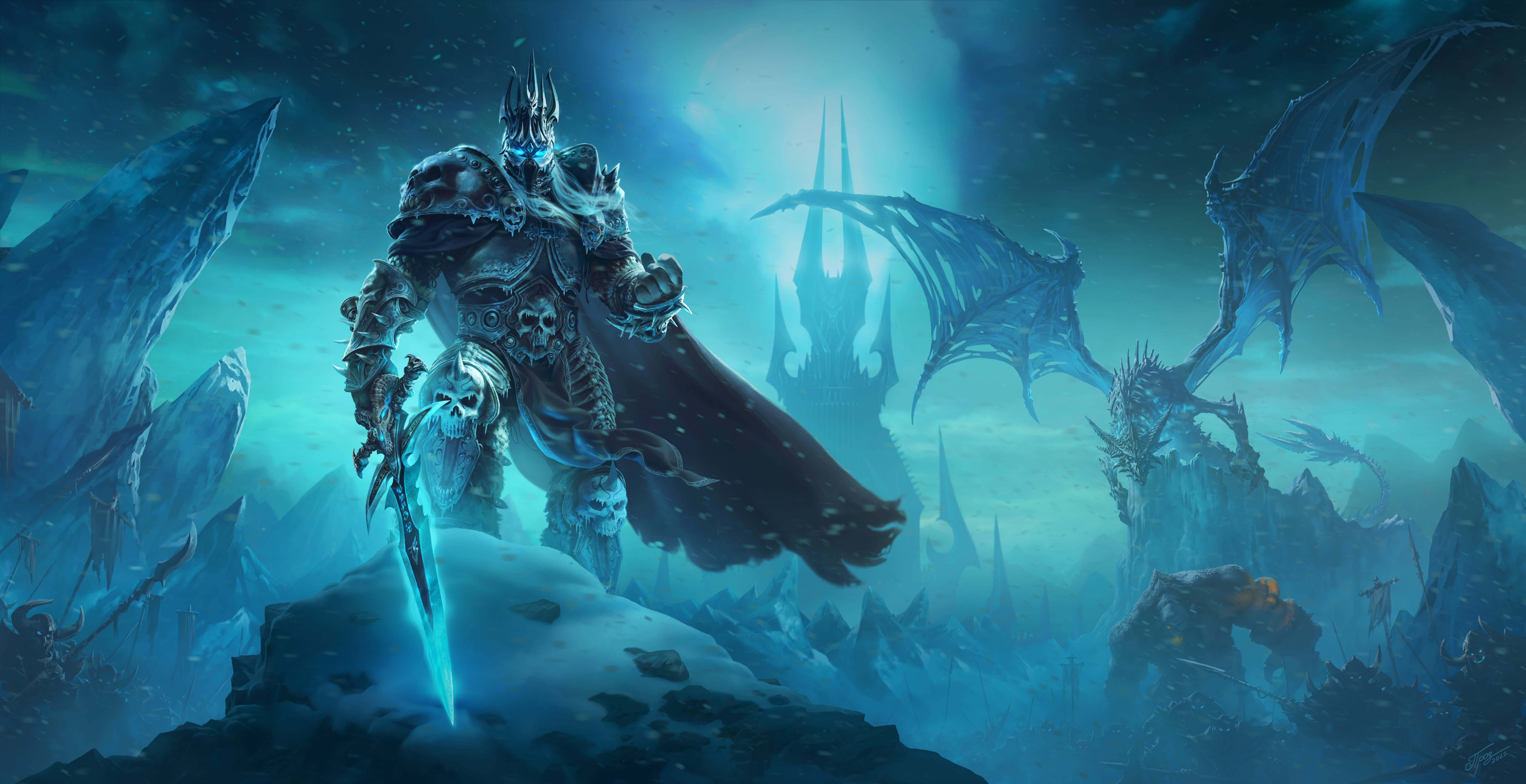 Lich 桌布 壁紙 — 一位身穿暗黑盔甲、擁有發光藍色眼睛和骷髏裝飾劍的戰士，站在白雪覆蓋的山峰上，兩側是一條巨龍和一座哥德式城堡，背景是風暴般的藍綠色天空。