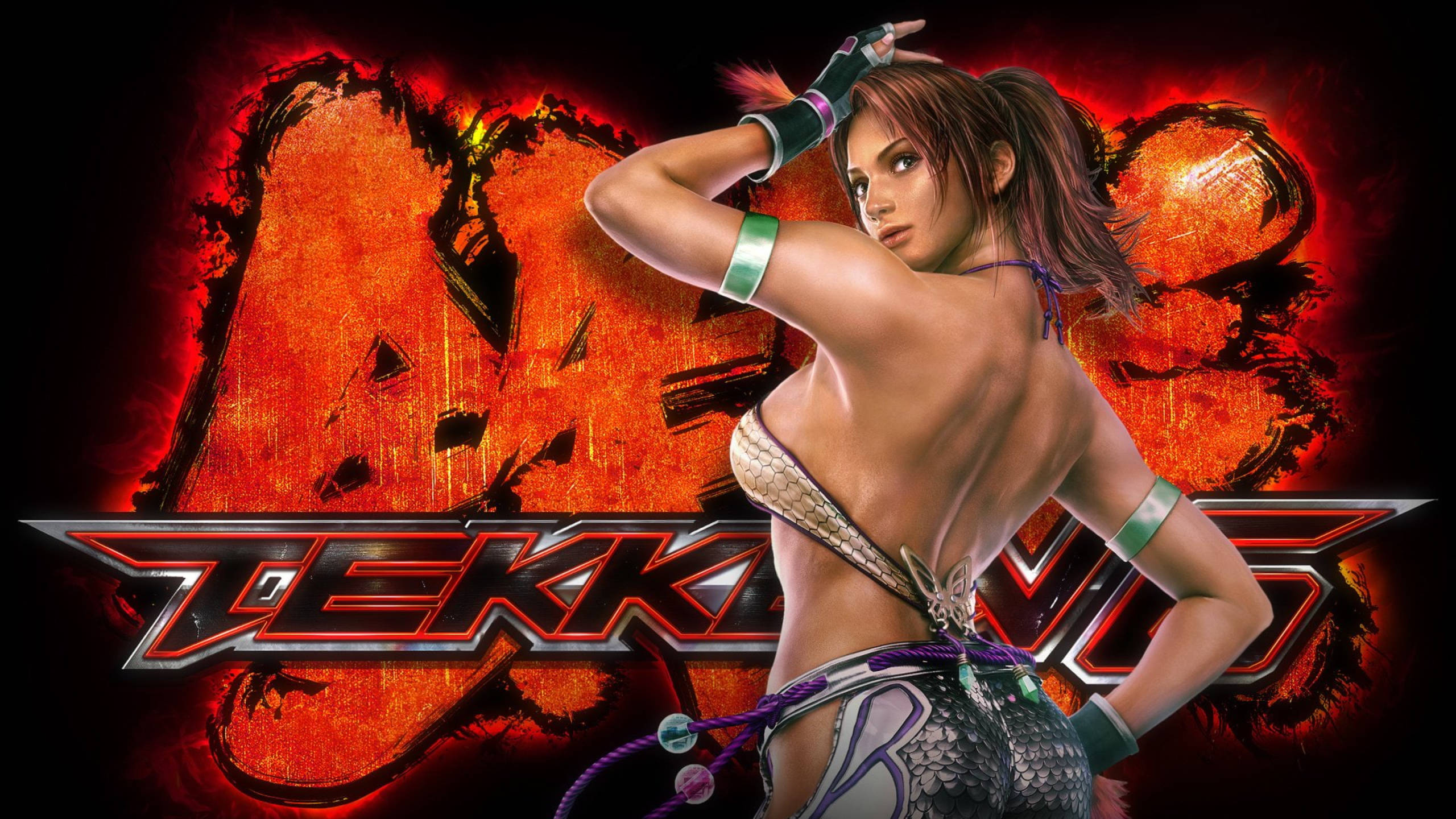 Tekken 桌布 壁紙 — 一位身穿暴露服裝的兇猛女戰士在熾熱的鐵拳標誌背景前自信地擺姿勢。