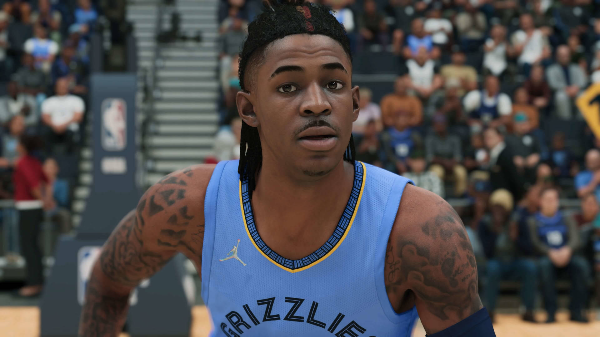 Ja Morant 動圖 桌布 壁紙 — 一位身穿曼菲斯灰熊隊球衣的籃球運動員在比賽中專注地凝視，背景是模糊的人群。