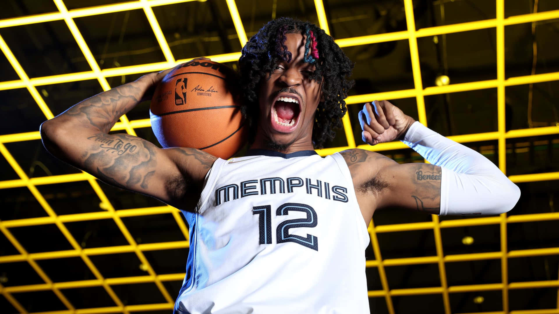 Ja Morant 動圖 桌布 壁紙 — 一位身穿曼菲斯球衣的籃球運動員，在發光的黃色網格背景前，手持籃球，發出勝利的怒吼。
