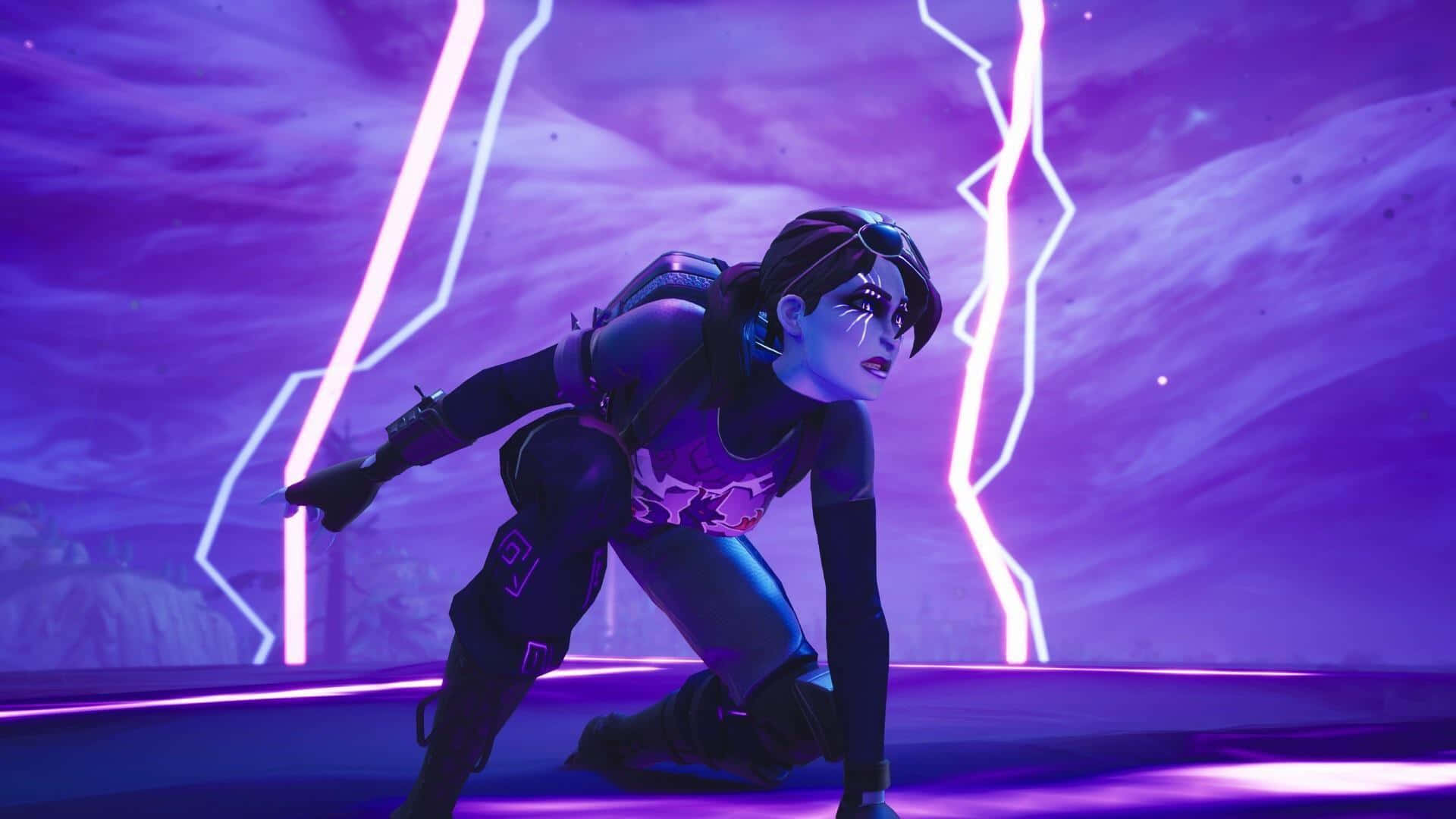 Fortnite 桌布 壁紙 — 一位身穿未來裝備的女性遊戲玩家在閃電交織的發光紫色霓虹天空下動態蹲伏。