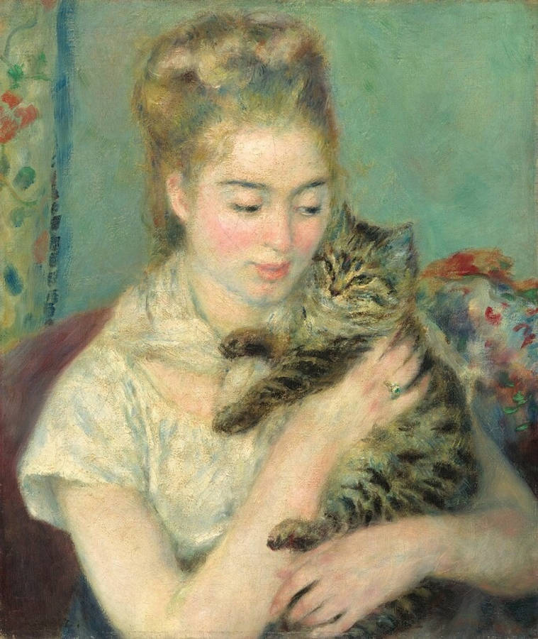 Renoir 桌布 壁紙 — 一位身穿柔軟白色襯衫的女性，在帶有花卉布料點綴的柔和青綠色背景前，輕輕懷抱一隻虎斑貓。