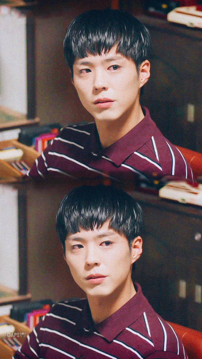 Reply 1988 桌布 壁紙 — 一位身穿栗色條紋襯衫的年輕男子，在溫暖燈光、書架環繞的舒適房間裡若有所思地凝視著。