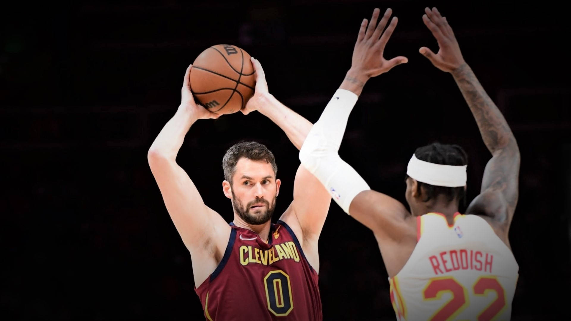 Kevin Love 桌布 壁紙 — 一位身穿栗色球衣的克里夫蘭騎士隊球員正在投籃，而一位身穿白色球衣、名字為Reddish、號碼22的防守球員舉起手臂試圖封阻。