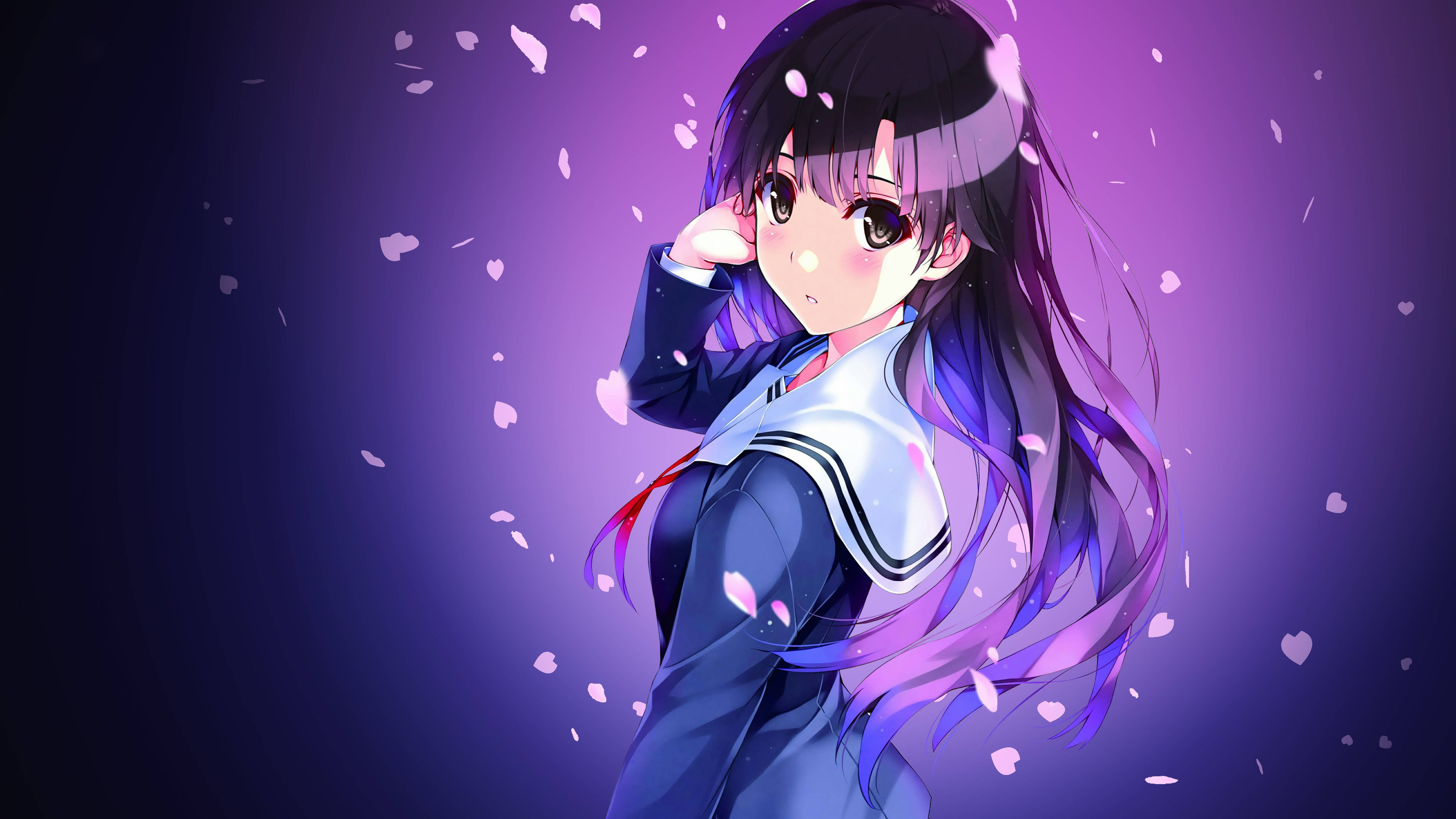 動漫女孩 桌布 壁紙 — 一位身穿校服的動漫女孩站在紫色漸層背景前，櫻花花瓣在她周圍飄舞。