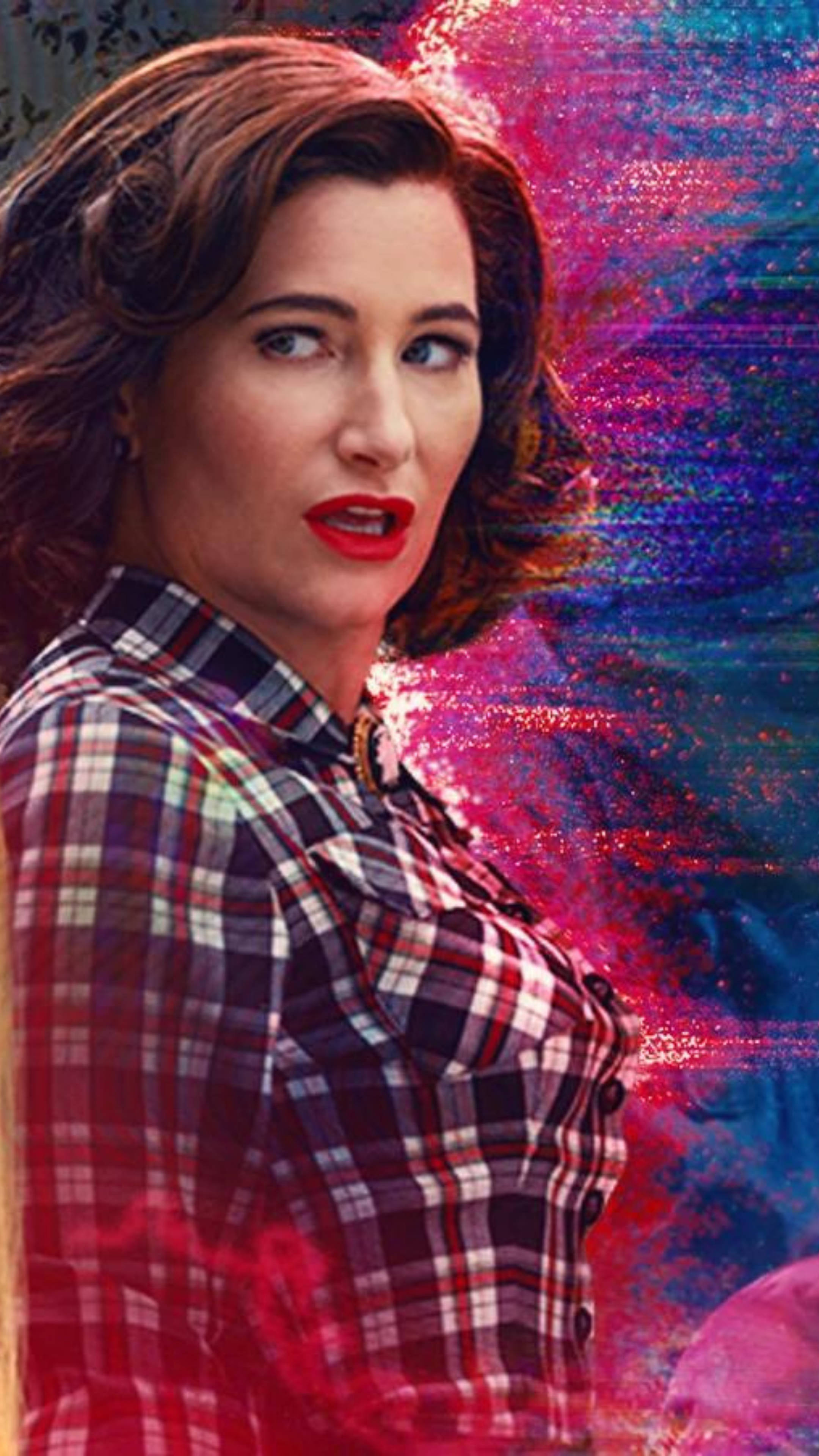 Agatha 桌布 壁紙 — 一位身穿格紋襯衫的女性在充滿活力的抽象宇宙背景前，帶著故障效果，越過肩膀凝視。