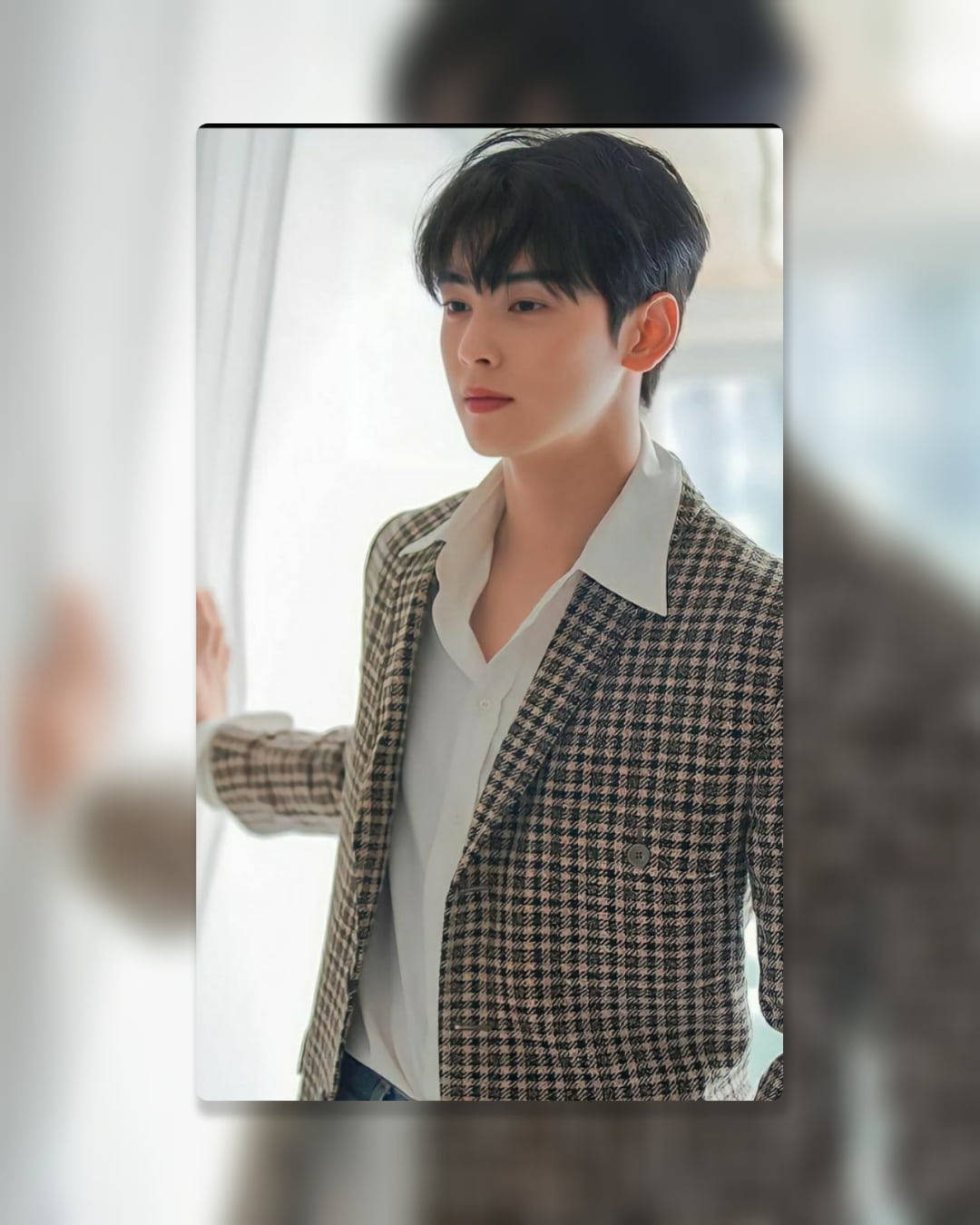 Eunwoo 桌布 壁紙 — 一位身穿格紋西裝外套的年輕男子站在明亮的窗邊，柔和自然光凸顯他沉思的表情。