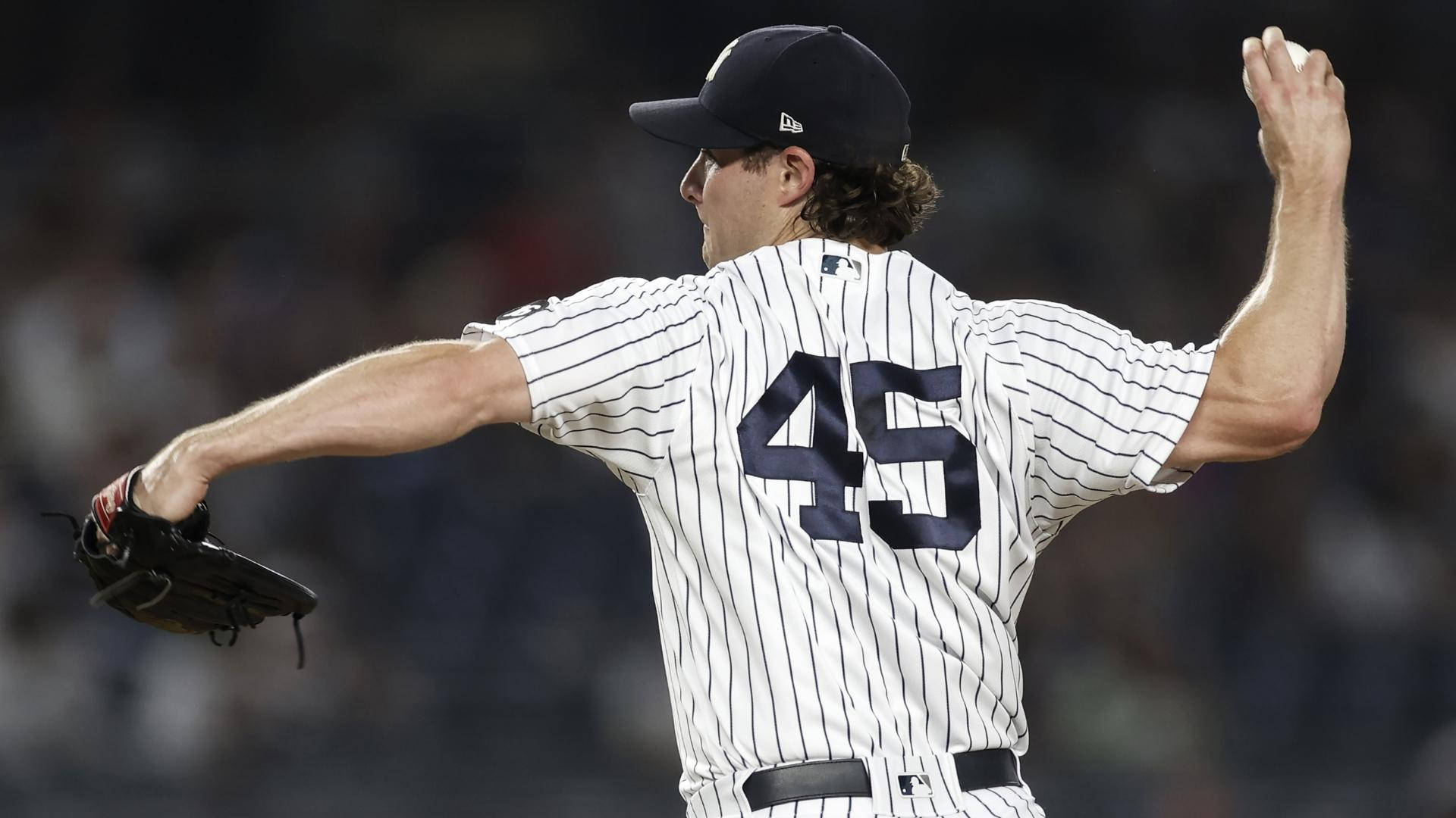 Gerrit Cole 桌布 壁紙 — 一位身穿條紋球衣、背號45的棒球投手，在球場燈光下準備投球。
