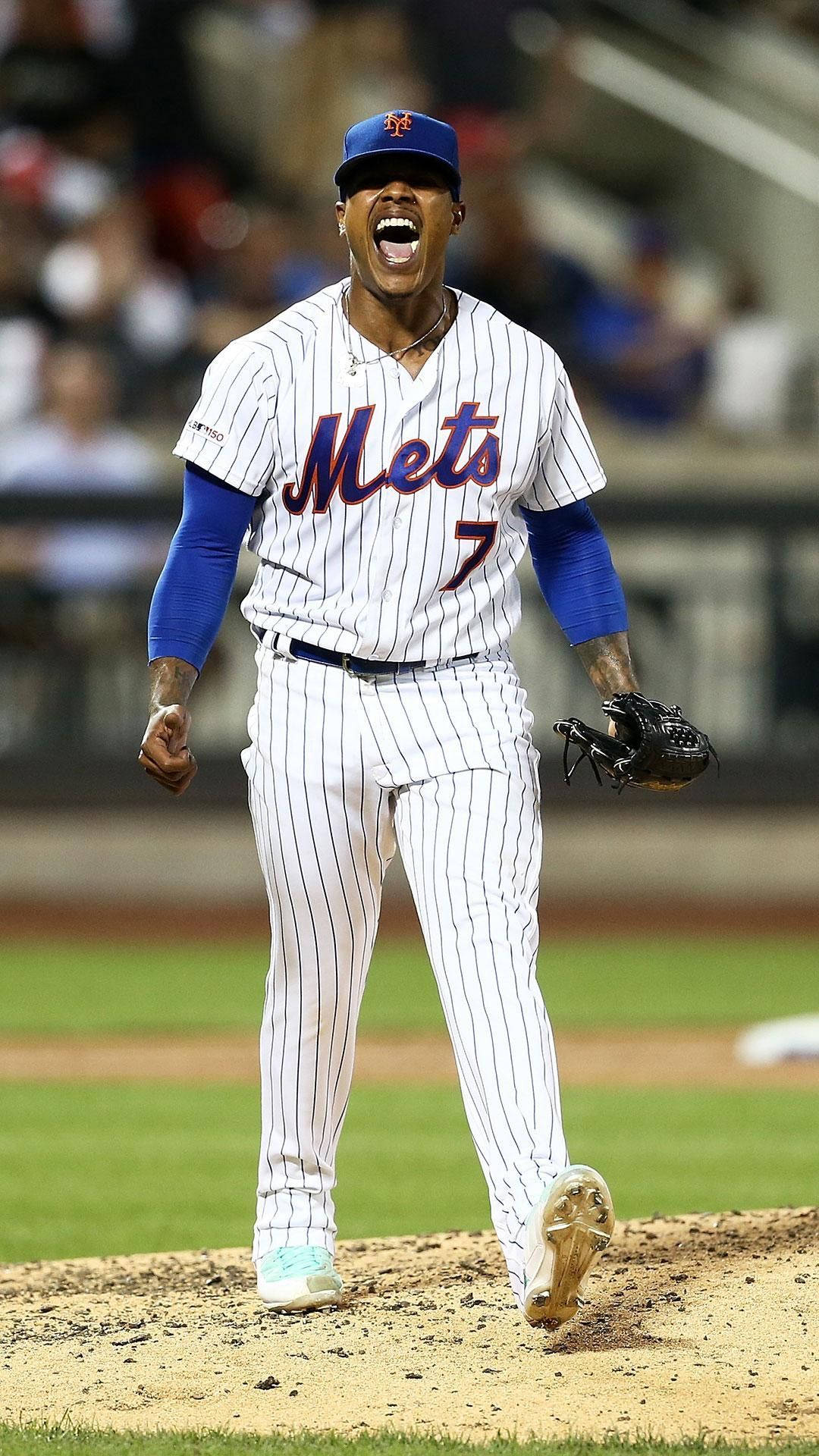 Marcus Stroman 桌布 壁紙 — 一位身穿條紋球衣的Mets棒球投手在夜間比賽中於投手丘上勝利咆哮。
