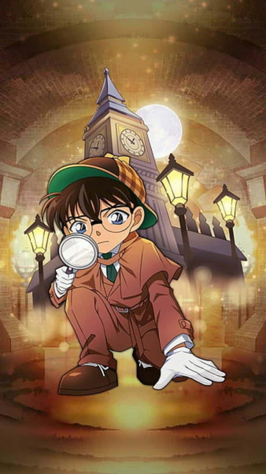 Detective Conan 桌布 壁紙 — 一位身穿棕色外套和格紋帽的年輕偵探，在滿月下蹲著拿著放大鏡，背景有鐘樓和發光的街燈。