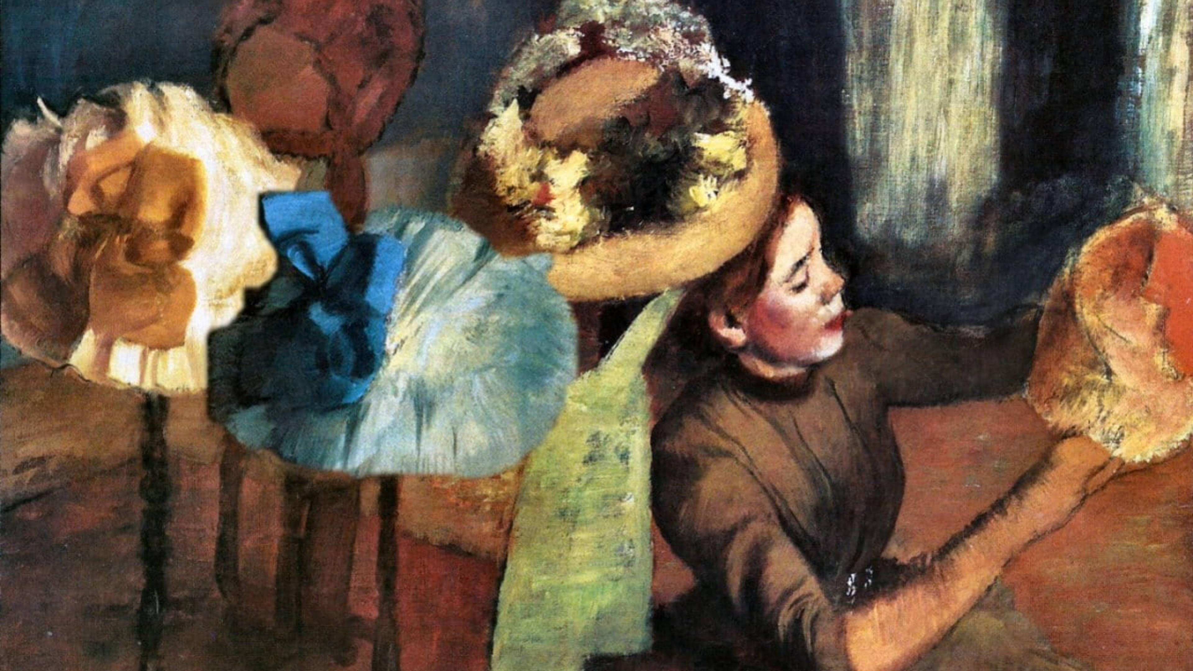 Degas 桌布 壁紙 — 一位身穿棕色連衣裙的女性在溫暖照明的室內環境中，手持一頂草帽，周圍環繞著色彩繽紛的帽子。