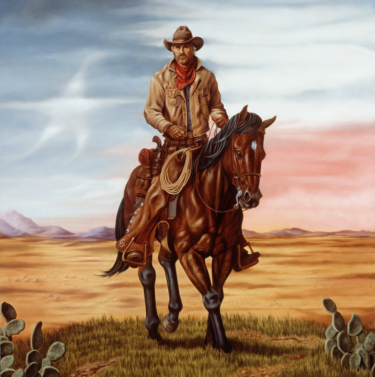 Cowboy 桌布 壁紙 — 一位身穿棕褐色外套和紅色頭巾的牛仔騎著一匹棕馬，穿越有仙人掌和遠山的沙漠景觀，天空多雲。