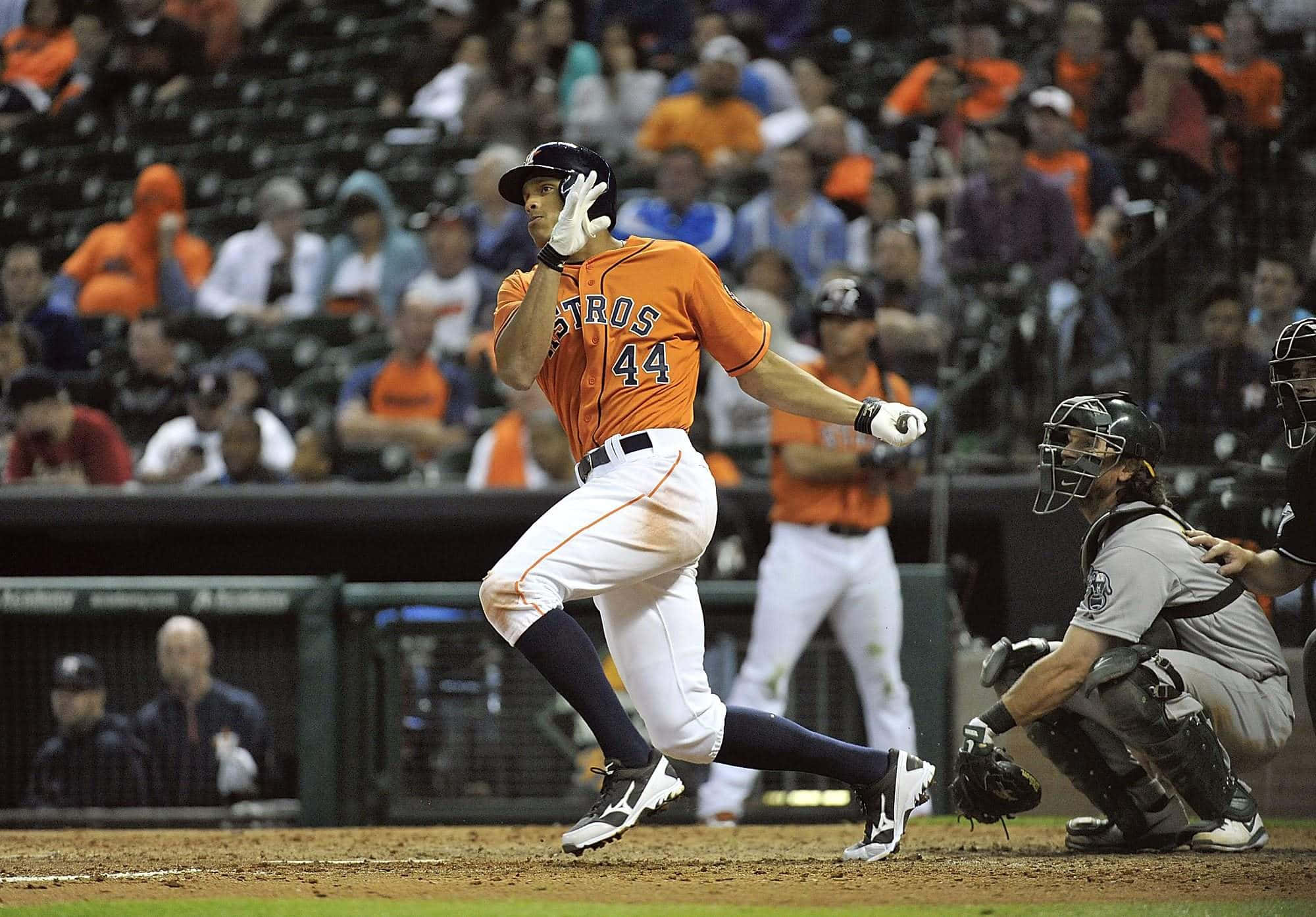 Astros 桌布 壁紙 — 一位身穿橙色44號球衣的休士頓太空人棒球手在夜間比賽中揮棒擊球，背景有觀眾。
