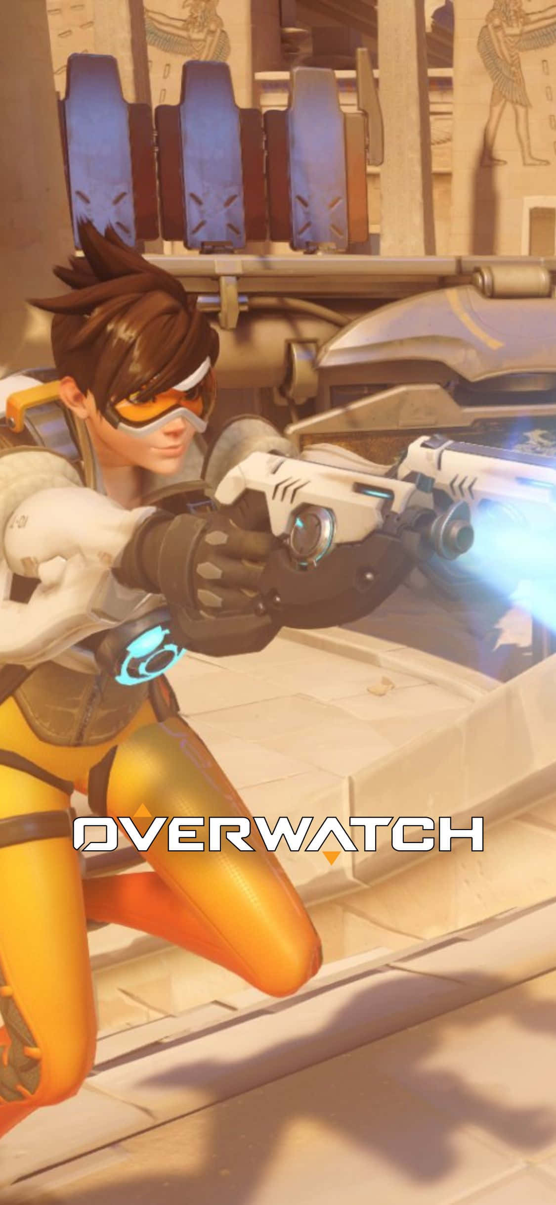iPhone X Overwatch 桌布 壁紙 — 一位身穿橙色和白色裝備的女性《鬥陣特攻》英雄，在陽光照耀的石頭廢墟中低蹲著瞄準一把發光的手槍。
