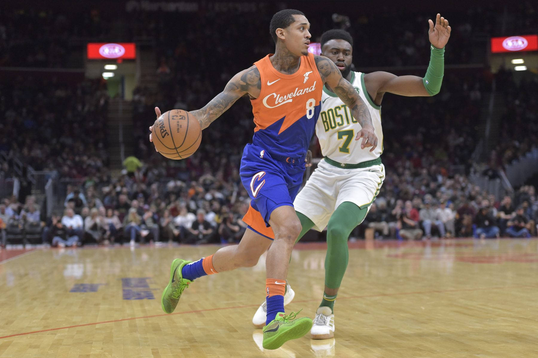 克里夫蘭騎士隊球員在NBA比賽中運球越過波士頓塞爾提克隊防守球員。