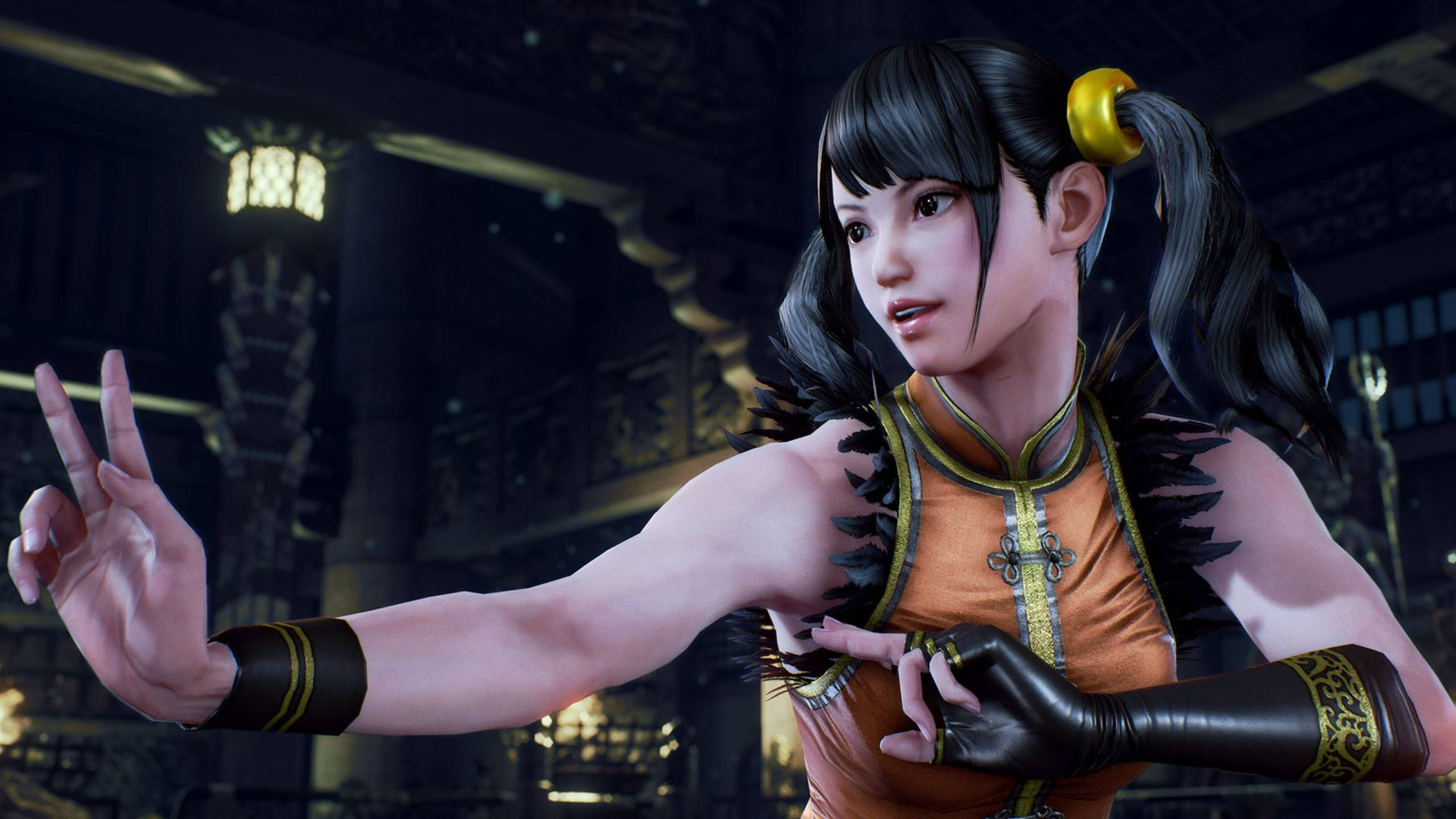 Tekken 桌布 壁紙 — 一位身穿橙色和黑色武術裝備的女性戰士在燈光昏暗的傳統道場中擺出動態姿勢。