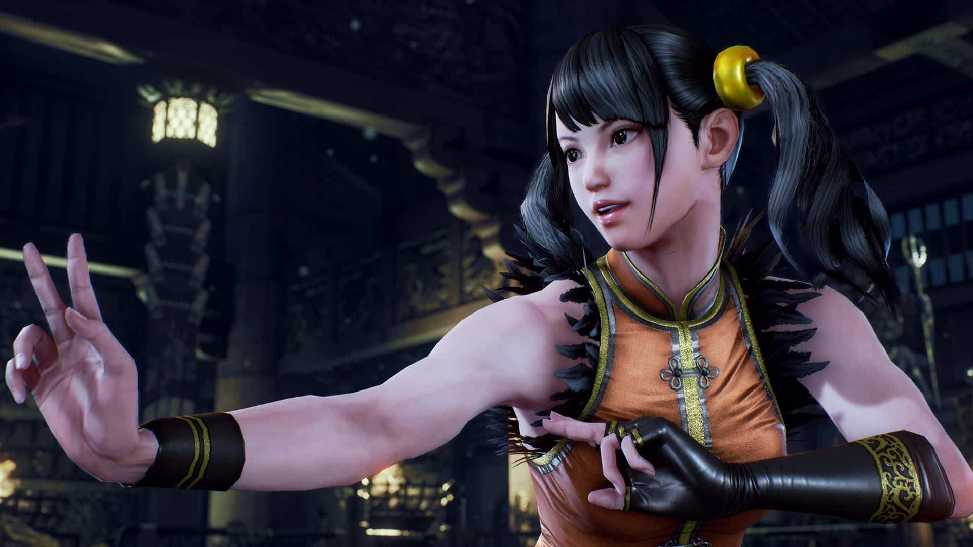 Tekken Characters 桌布 壁紙 — 一位身穿橙色和黑色武術裝備的女戰士在光線昏暗的傳統道場中擺出動態姿勢。