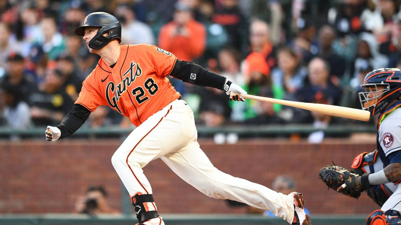 Posey 桌布 壁紙 — 一位身穿橙色球衣的舊金山巨人隊棒球選手在日間比賽中專注地揮棒。