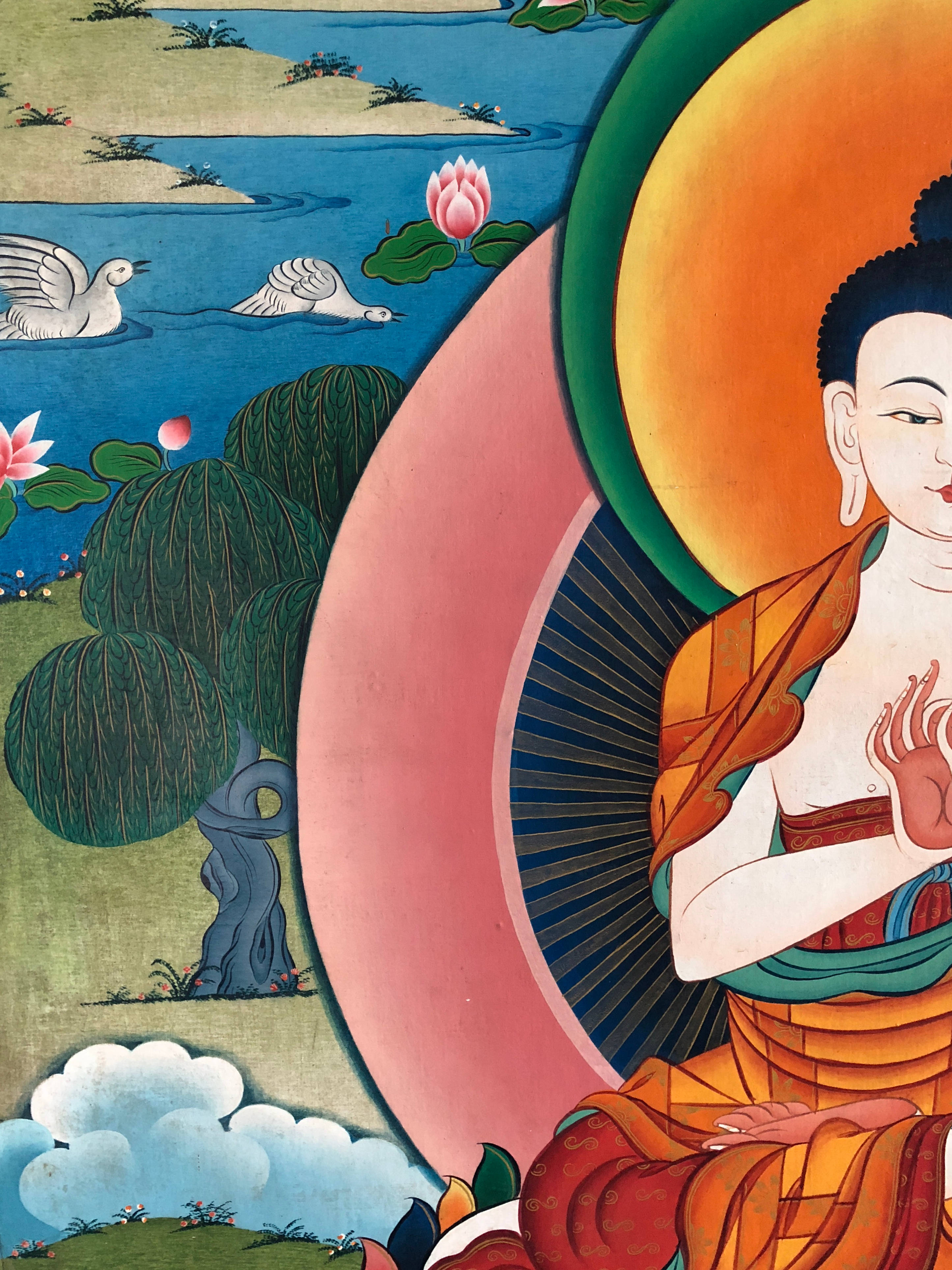 佛陀 桌布 壁紙 — 一位身穿橙色長袍、頭頂光環的寧靜佛像，坐在一個有蓮花和白鳥的寧靜池塘旁。