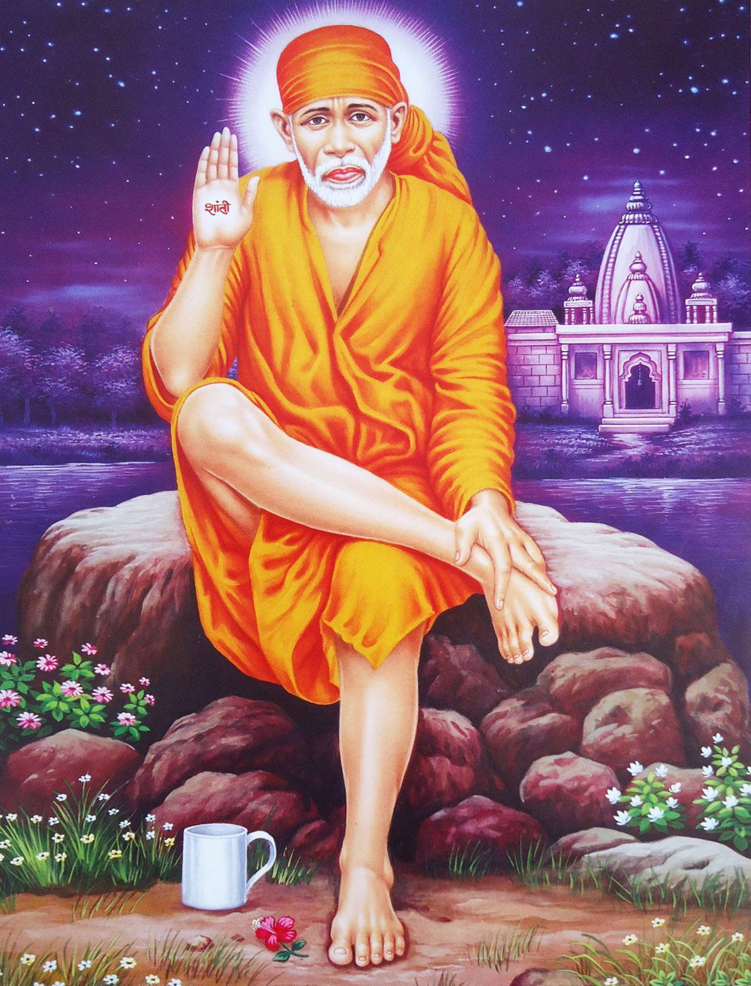 一位身穿橙色長袍的靈性聖人，在星空下的水邊寺廟附近平靜地坐著。 — Sai Baba 高畫質壁紙 壁紙