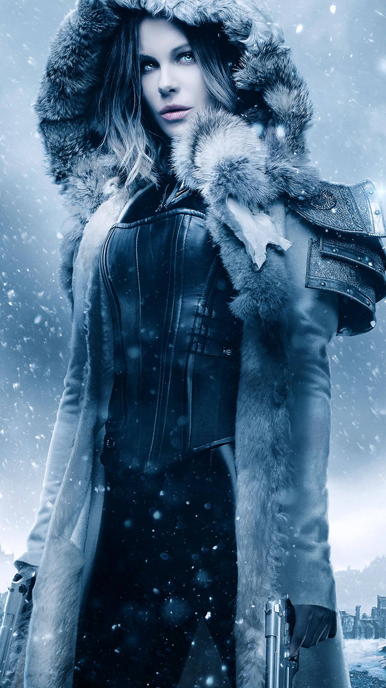 selena 桌布 壁紙 — 一位身穿毛皮襯裡大衣的女性站在雪景中，手持兩把槍，眼神冷酷而堅定。