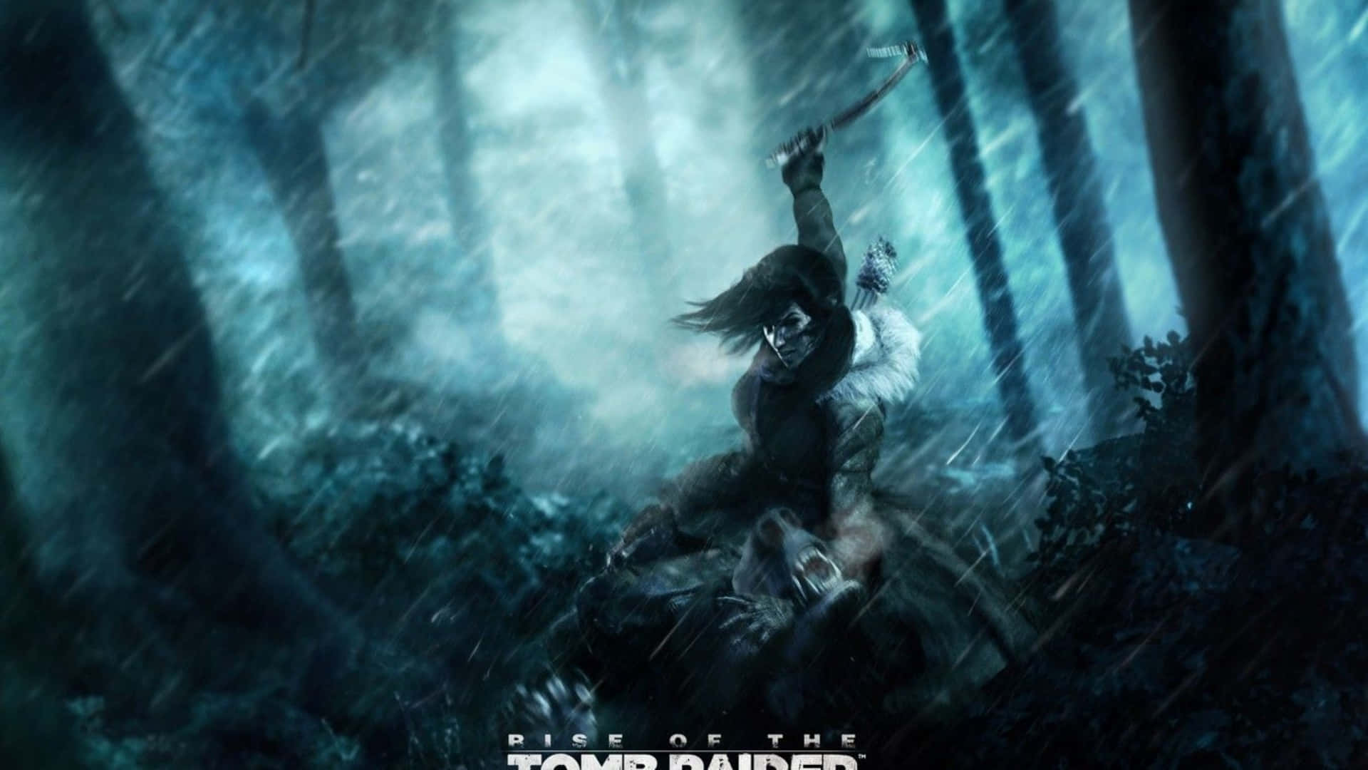 Lara Croft 桌布 壁紙 — 一位身穿毛皮襯裡斗篷、手持斧頭的戰士，在暴風雨中的森林裡，被高聳的樹木和傾盆大雨包圍，挑釁地站立著。