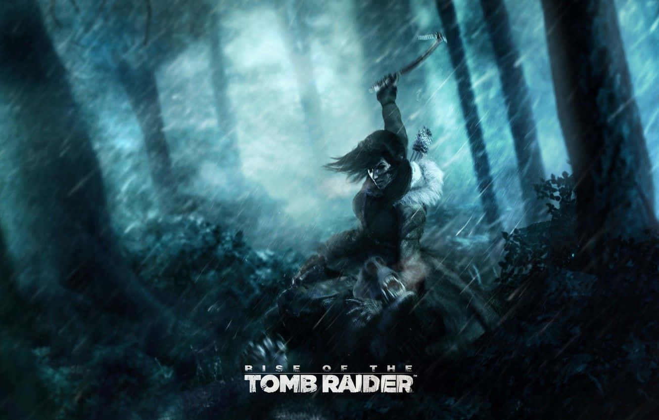 Lara Croft 桌布 壁紙 — 一位身穿毛皮襯裡斗篷、高舉斧頭的戰士，在風暴籠罩、迷霧瀰漫、樹木參天的森林中傲然挺立。