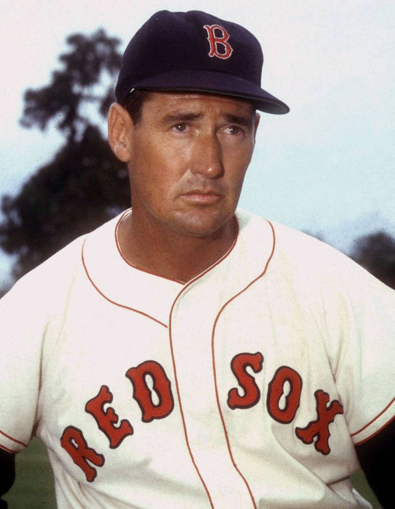 Ted Williams 桌布 壁紙 — 一位身穿波士頓紅襪隊制服、戴著帽子並帶有紅色字樣的嚴肅棒球選手的復古肖像。