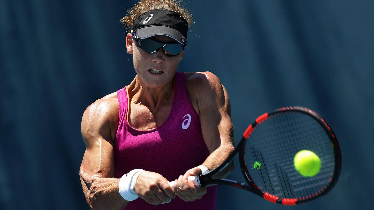 Tennis 桌布 壁紙 — 一位身穿洋紅色背心和遮陽帽的女網球運動員在深藍色背景下揮拍擊打一個亮黃色的網球。