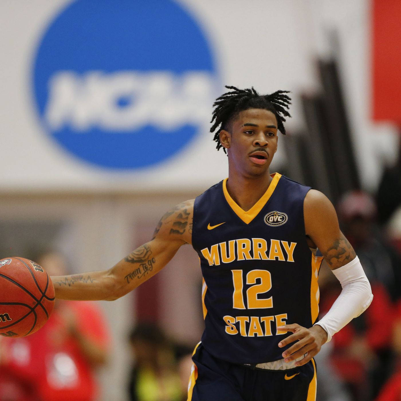 默里州立大學籃球運動員在NCAA比賽中運球。 — Ja Morant 動圖 壁紙