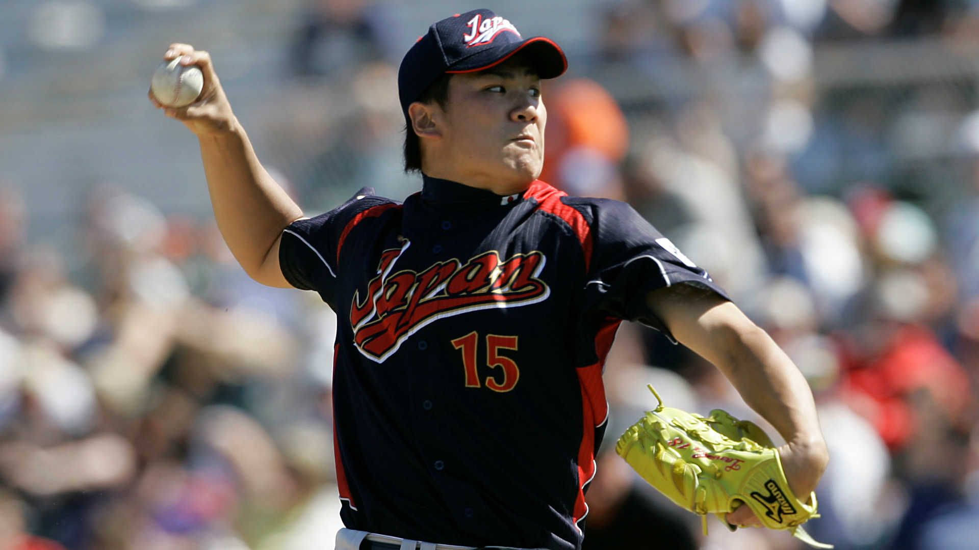 masahiro tanaka 桌布 壁紙 — 一位身穿海軍藍球衣、帶有紅色點綴和15號的日本棒球投手，在日間比賽中準備投球。