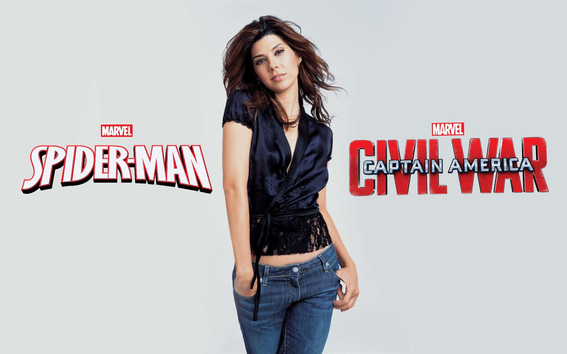Aunt May 桌布 壁紙 — 一位身穿深色上衣和牛仔褲的女性站在蜘蛛人與美國隊長：英雄內戰電影標誌之間，背景為純灰色。