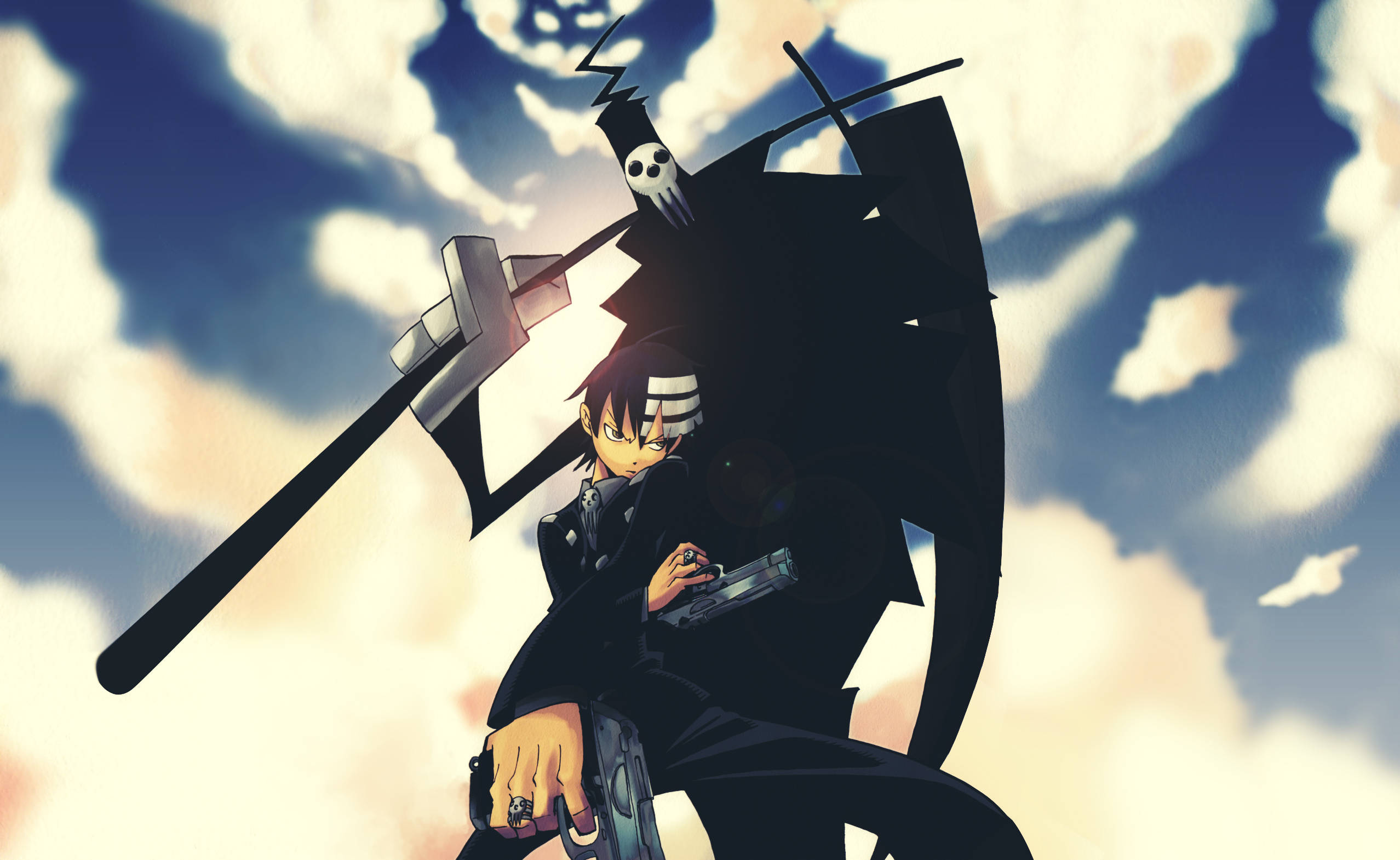 Soul Eater Characters 桌布 壁紙 — 一位身穿深色服裝的動漫戰士揮舞著一把帶有骷髏頭的巨劍，背景是戲劇性的多雲天空。
