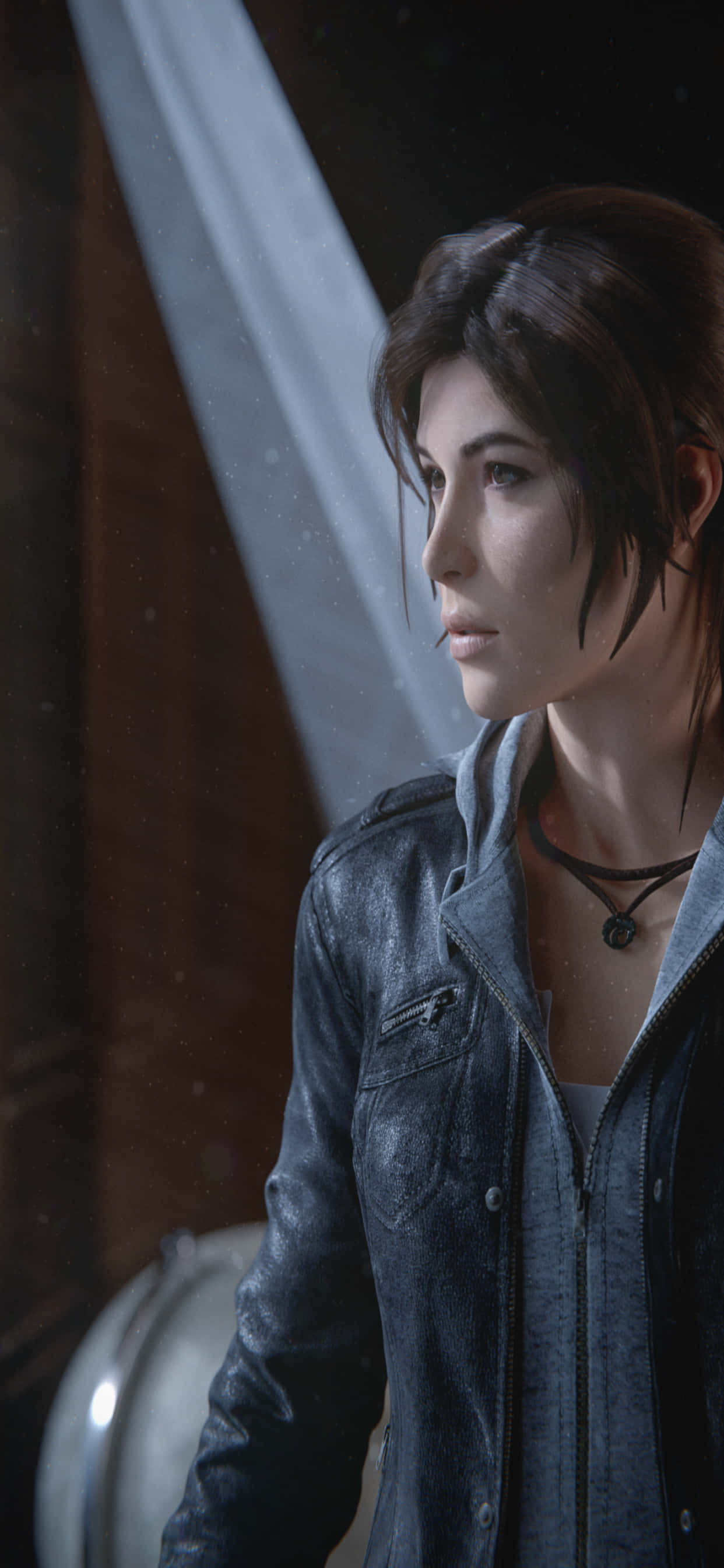 iPhone Xs Max Rise Of The Tomb Raider 桌布 壁紙 — 一位身穿深色皮夾克的女性，在昏暗的房間裡透過佈滿雨痕的窗戶沉思地凝視著。