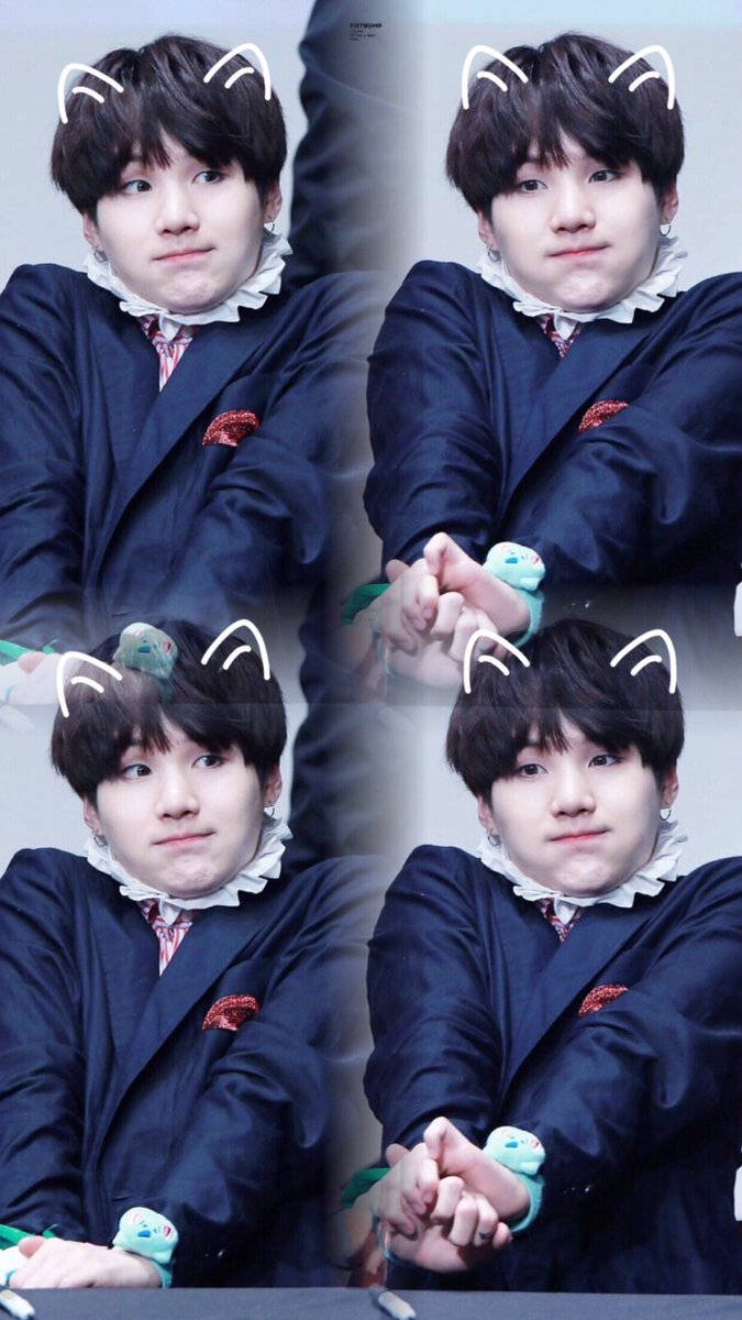 Cute Bts 桌布 壁紙 — 一位身穿深色西裝、戴著貓耳和絨毛玩具的年輕男子，在四張照片的拼貼中做出搞怪表情。