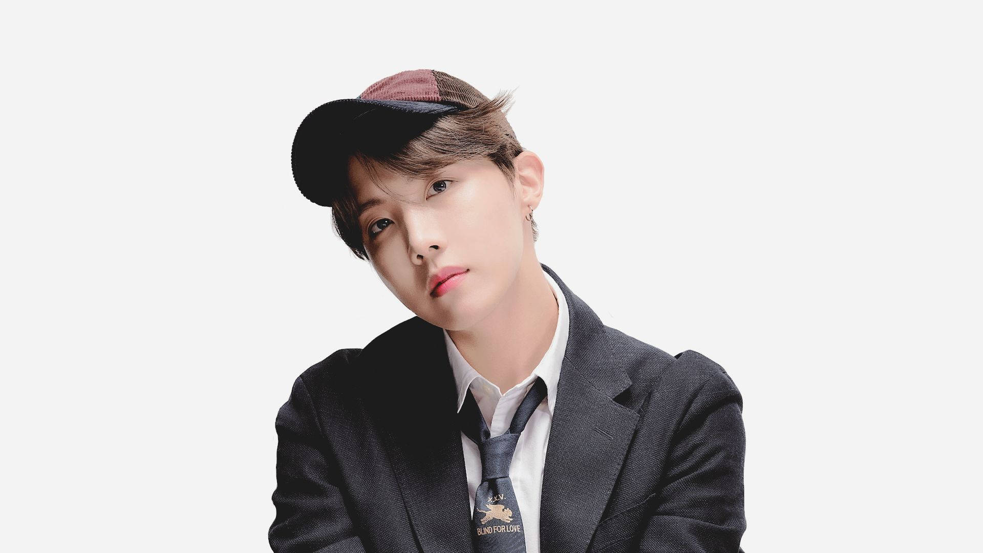 jhope 桌布 壁紙 — 一位身穿深色西裝和帽子的年輕男子，在純白色背景前擺出嚴肅的表情。