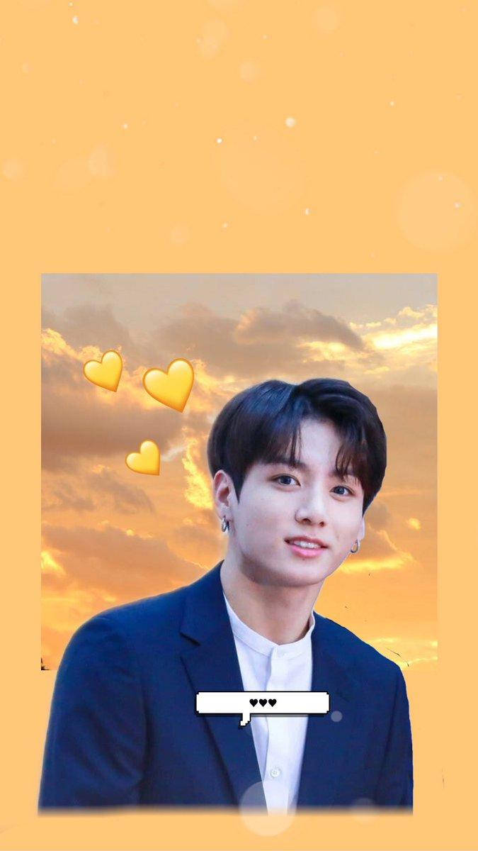 Jungkook Aesthetic 桌布 壁紙 — 一位身穿深色西裝的年輕男子在溫暖的日落天空下溫柔微笑，周圍漂浮著金色心形。