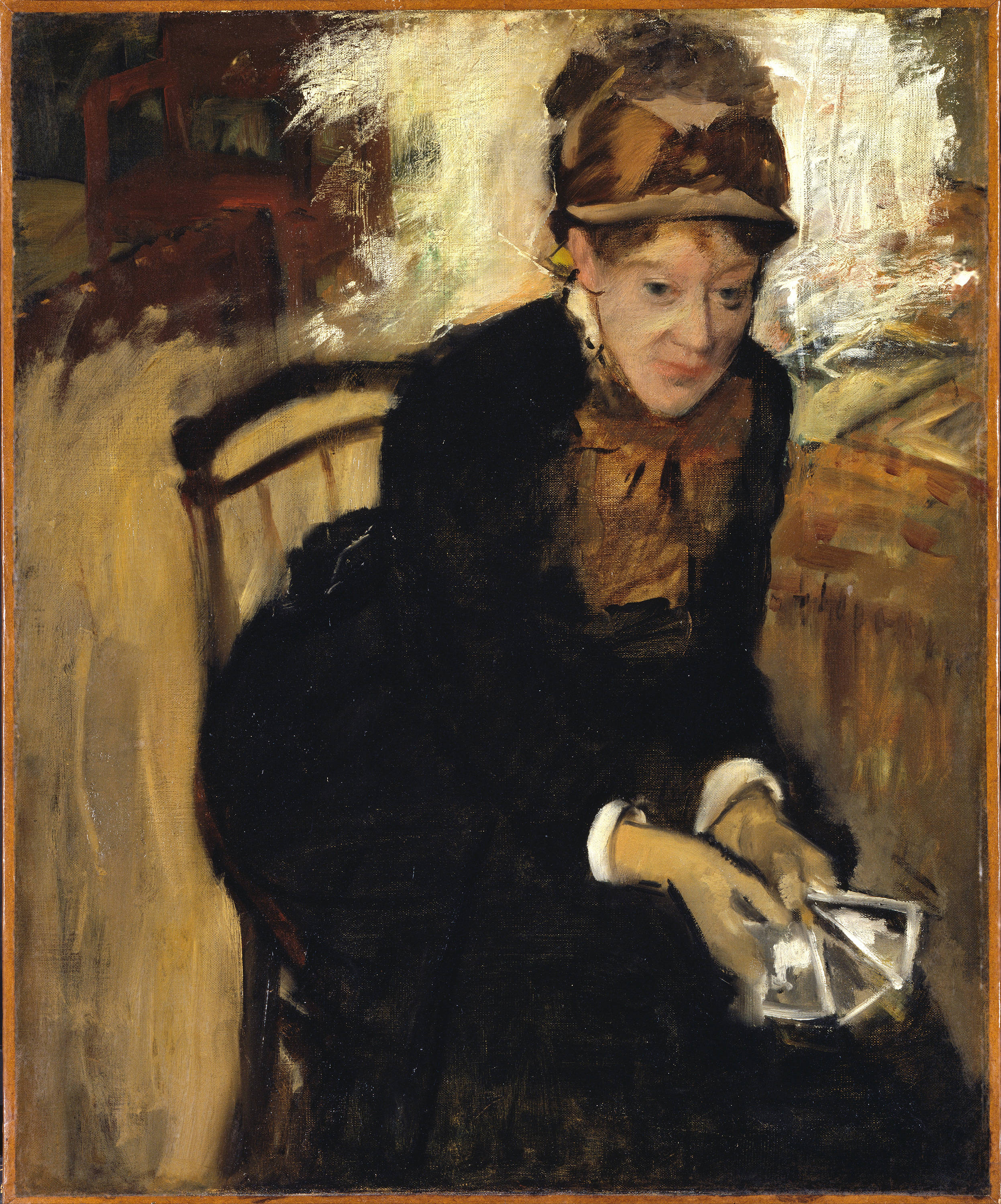 Degas 桌布 壁紙 — 一位身穿深色連衣裙和帽子的女士坐在椅子上，手持撲克牌，表情若有所思。